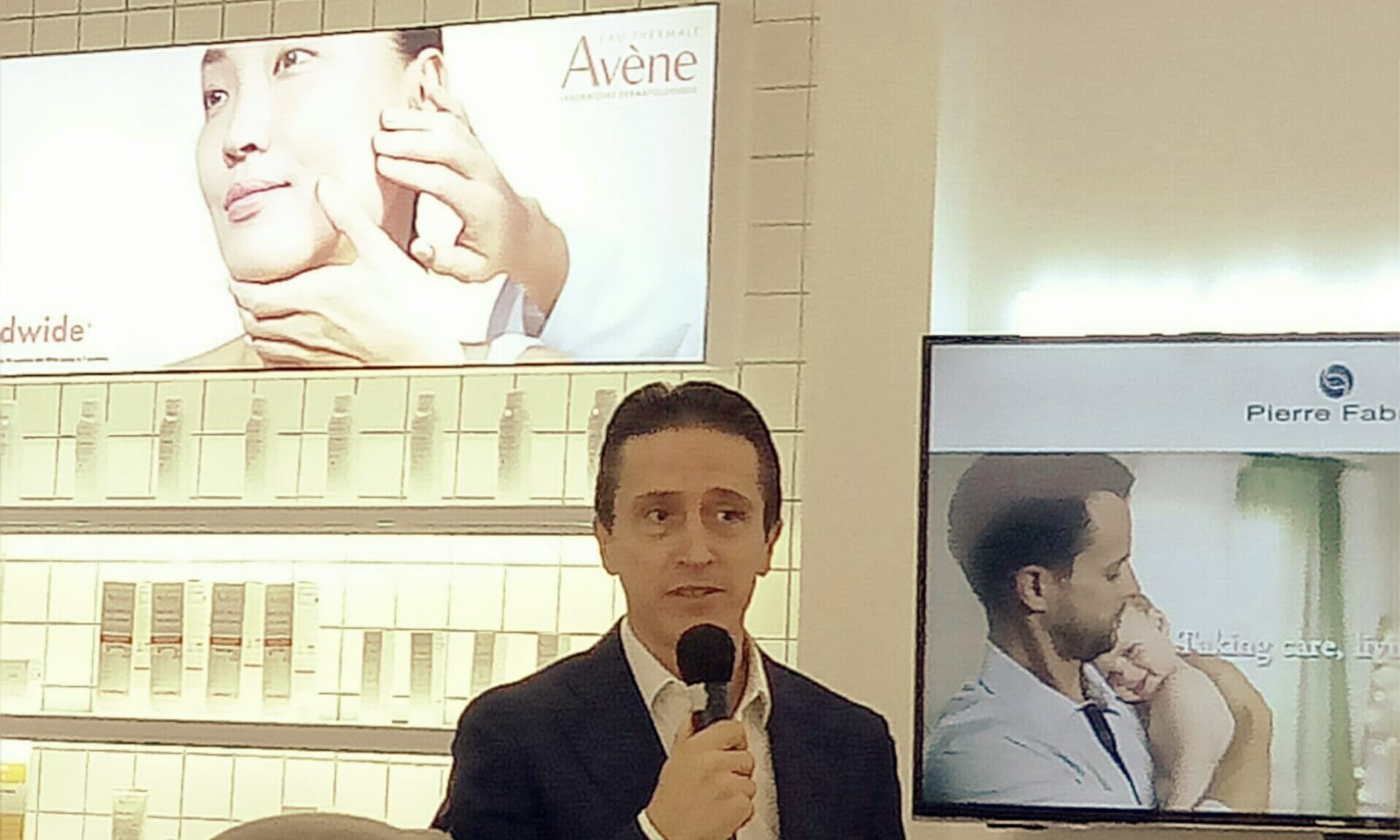 Frederic Charles, Head of South East Asia at Pierre Fabre Group saat jelaskan Eau Thermale Avène kepada media di Jakarta, Jumat (17/6/2022)
