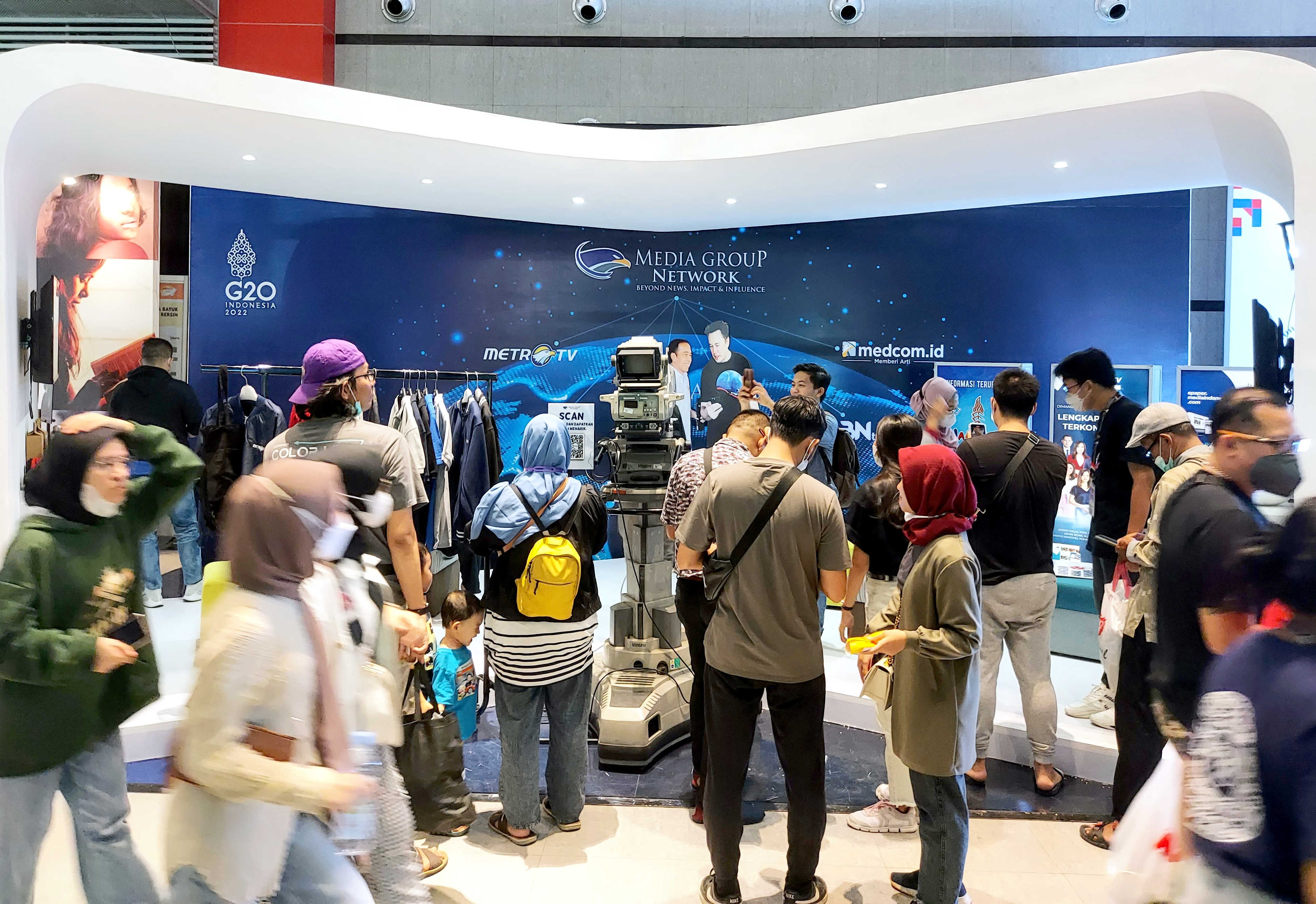  Suasana anjungan Media Group Network (MGN) di Jakarta Fair 2022 JiExpo Kemayoran, Jakarta.