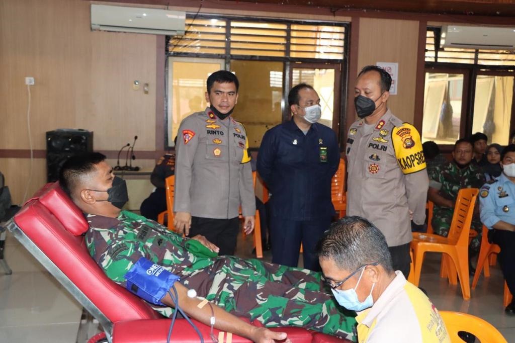 Seorang anggota TNI mendonorkan darah pada rangkaian kegiatan peringatan HUT Bhayangkara di Bungo, Jambi