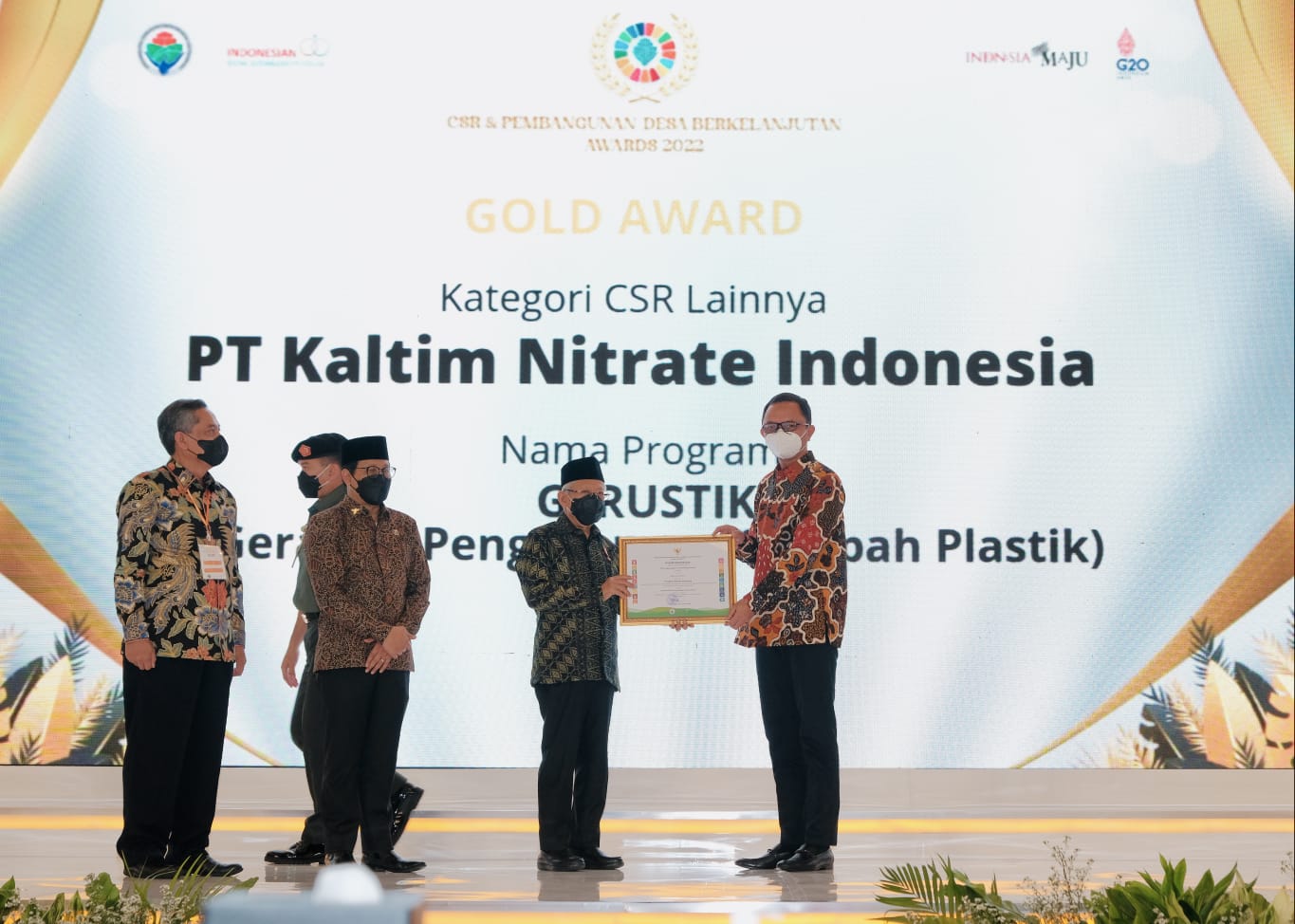 Wakil Presiden Ma'ruf Amin ikut memberikan penghargaan di ajang CSR dan Pembangunan Desa Berkelanjutan Awards 2022