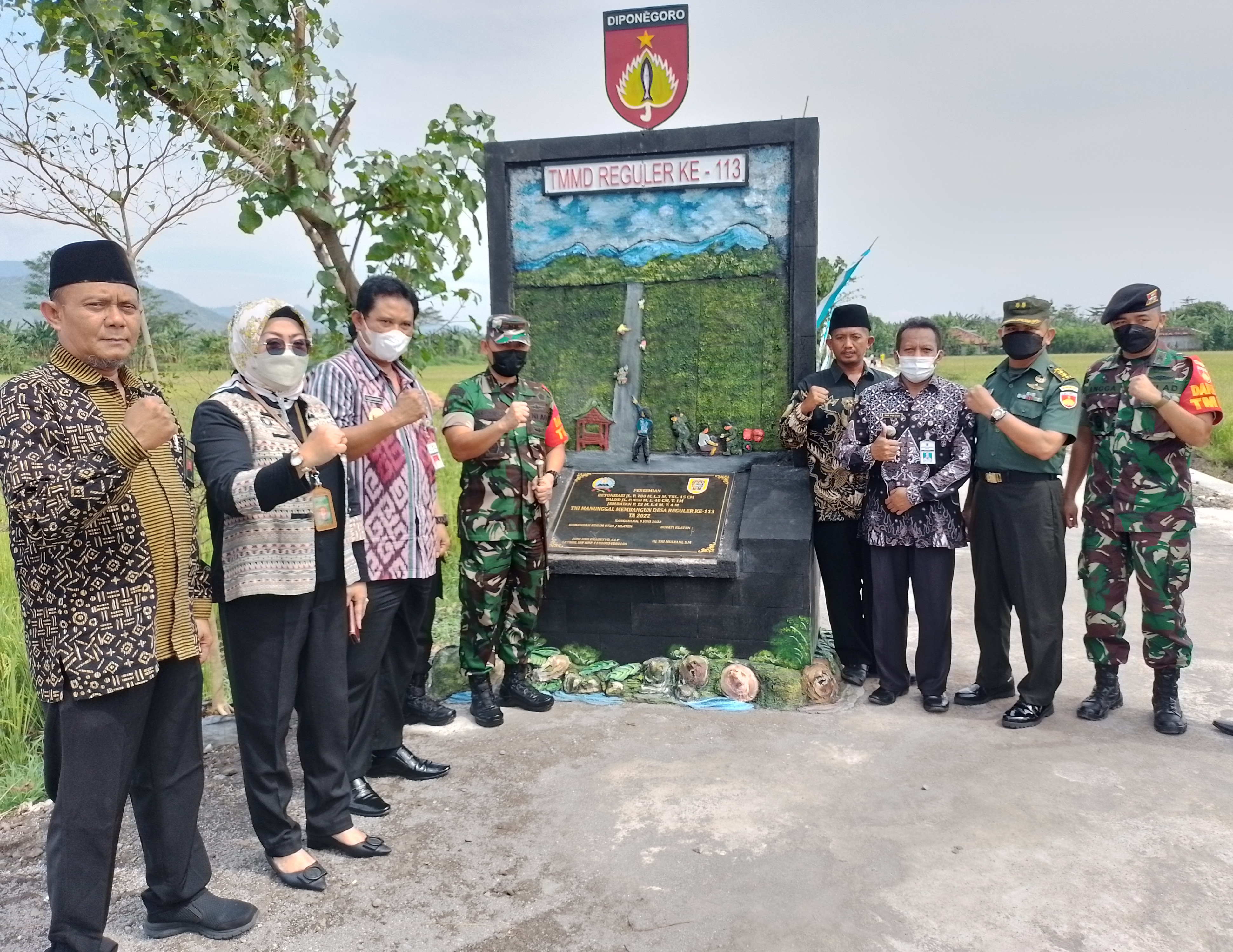 Komandan Kodim 0723 Klaten Letkol (Inf) Joni Eko Prasetyo menutup TMMD Reguler 113