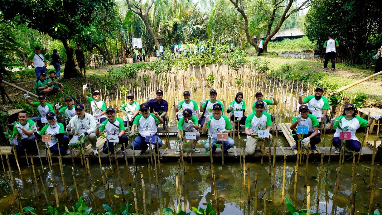 BRI Insurance melakukan penanaman mangrove di Kawasan Ekowisata Hutan Mangrove di daerah Kapuk Muara, Kec. Penjaringan, Kota Jakarta Utara.