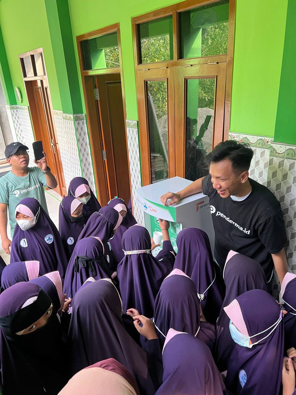 Penyerahan mesin air minum gratis dari penderma.id di Boyolali, Jawa Tengah