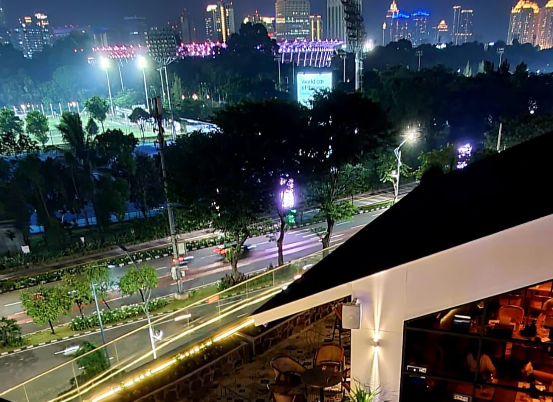 Suasana dan pemandangan dari restoran Notus Dine & Sky Bar