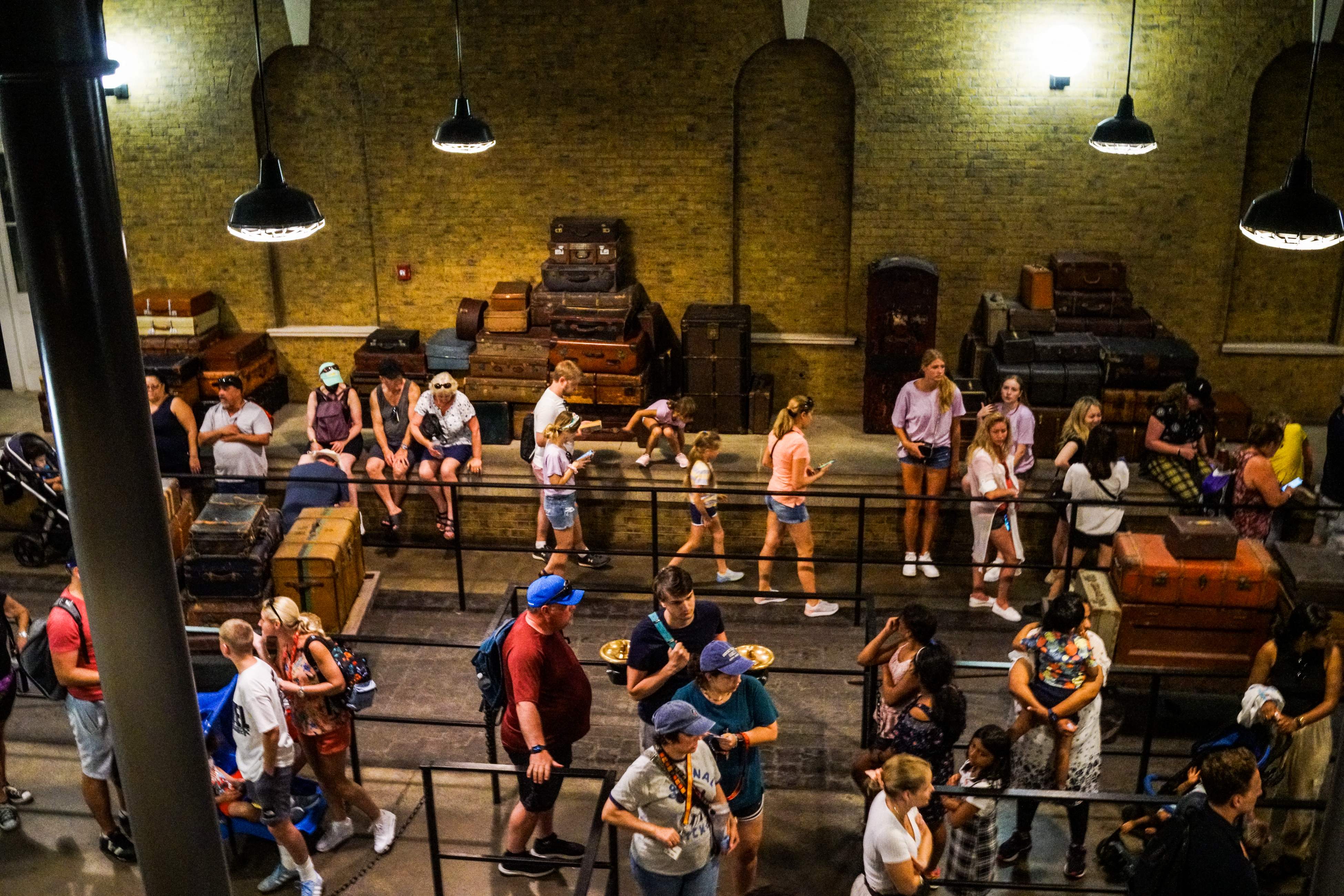 Sejumlah turis lokal dan asing mengunjungi “Hogwarts Express - King's Cross Station” di area Universal Studios, Orlando, Florida, AS. 