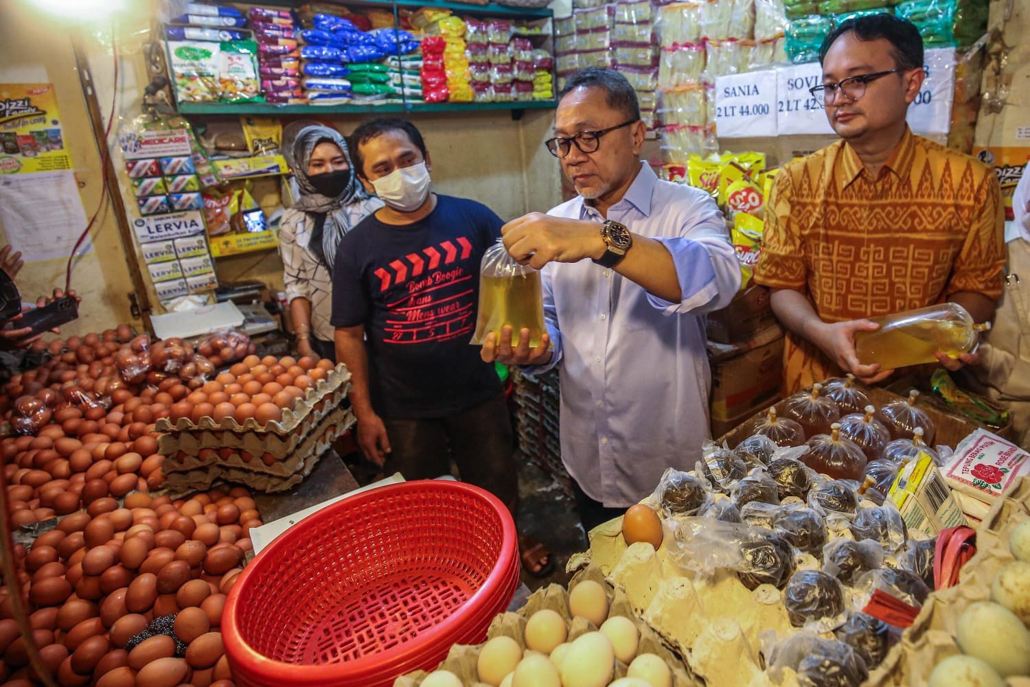 Menteri Perdagangan Zulkifli Hasan (tengah) meninjau harga minyak goreng di Pasar Cibubur, Jakarta.