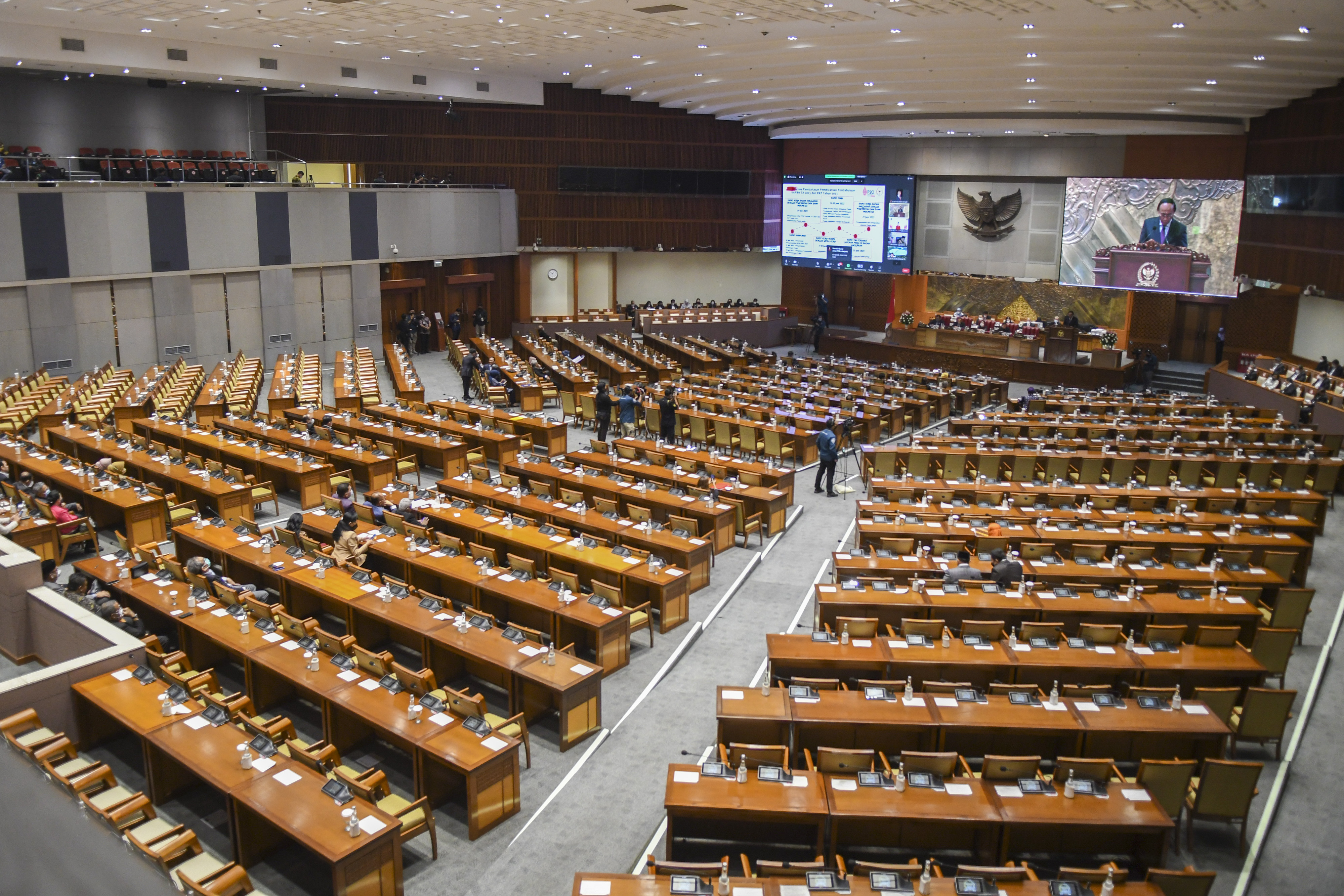 Suasana rapat paripurna ke-26 masa persidangan V tahun 2021-2022 di Kompleks Parlemen.