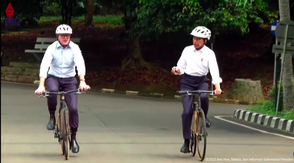 Presiden Joko Widodo dan PM Australia Anthony Albanese bersepeda di Kebun Raya Bogor, Senin (6/6/2022).