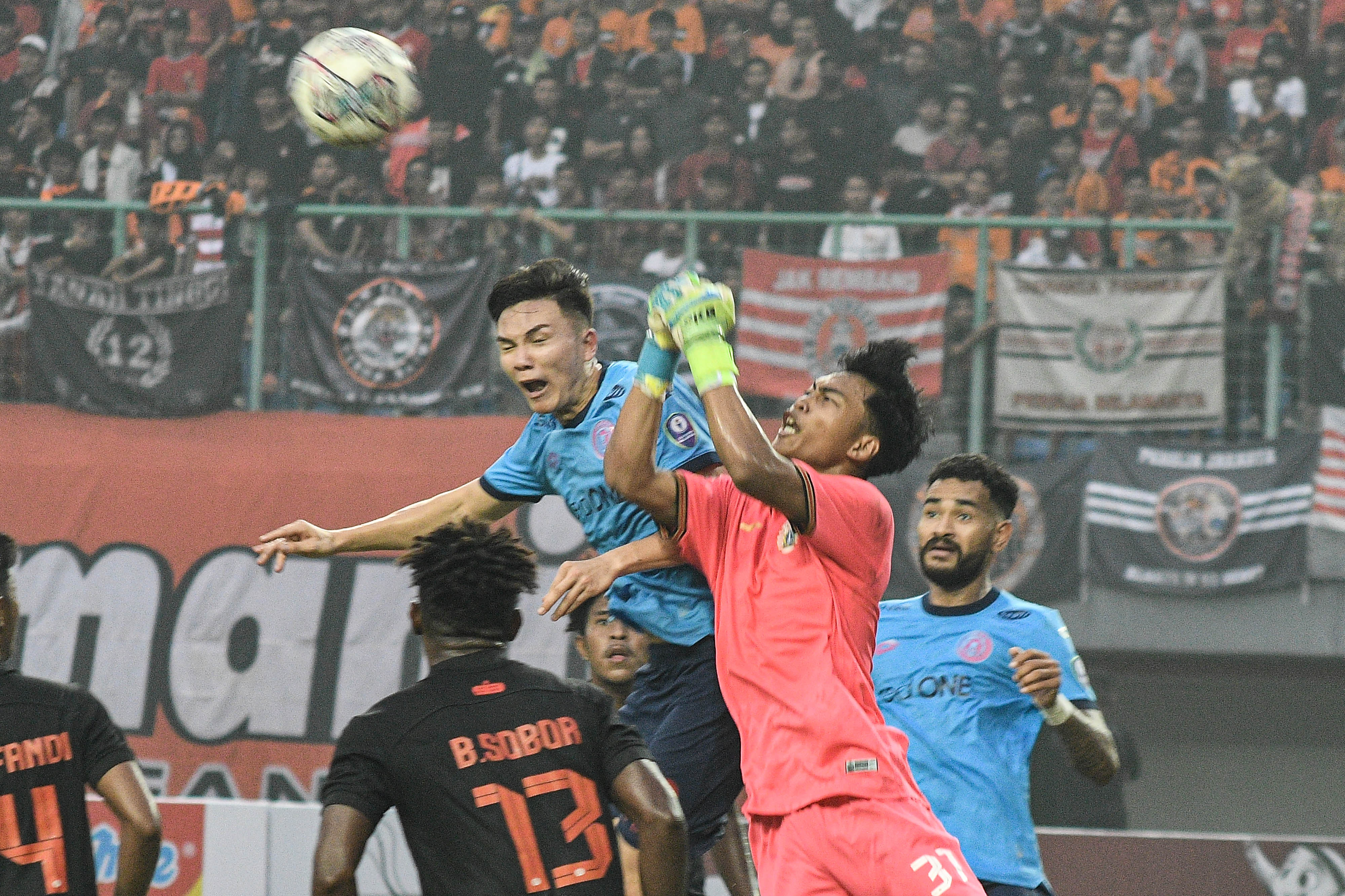 Kiper Persija Jakarta Adre Greovani menghadang bola saat uji coba melawan Sabah FC di Stadion Patriot Chandrabhaga, Bekasi, Minggu (5/6).