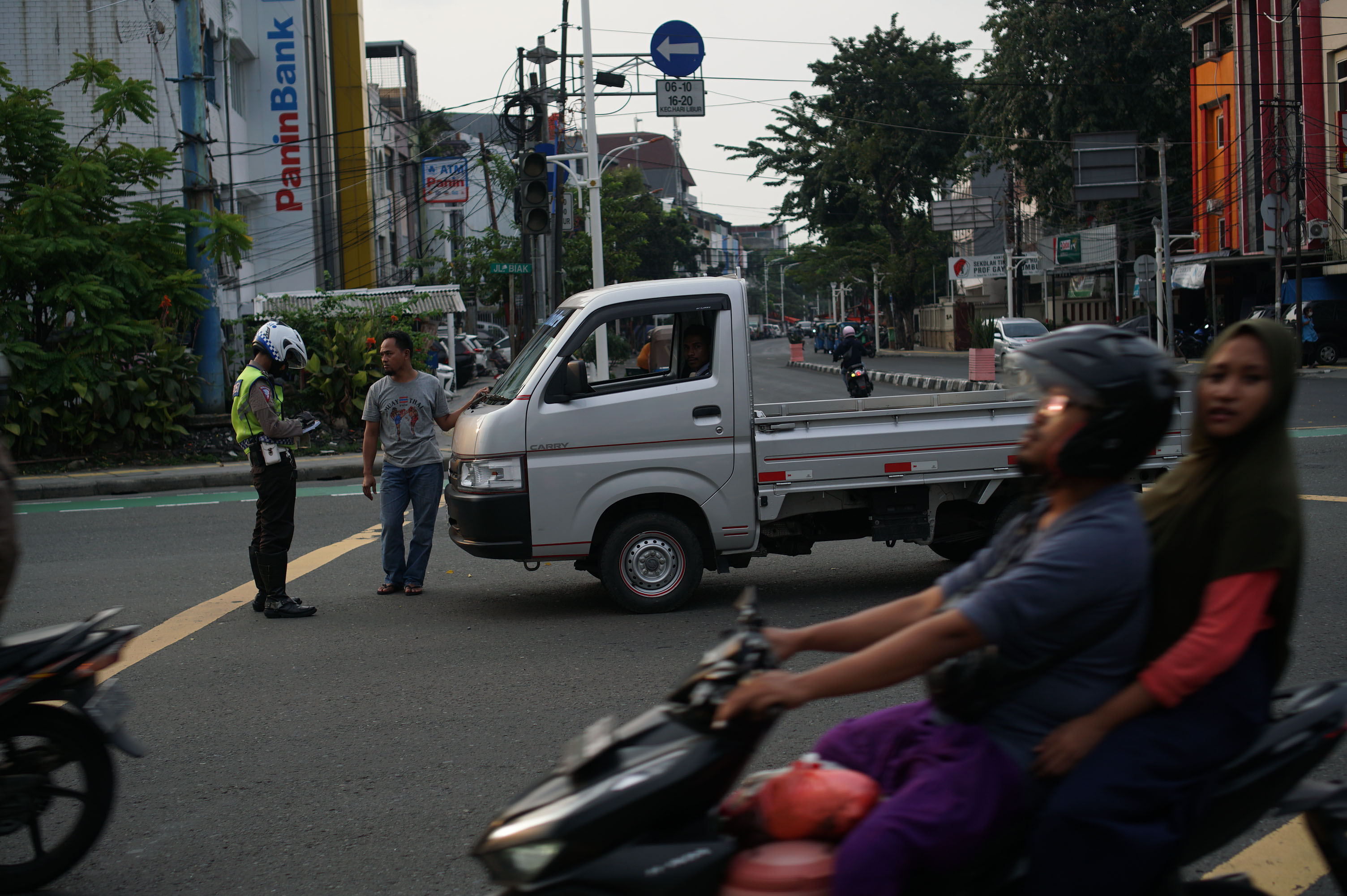 Polisi sedang menilang pada operasi patuh jaya 2022, Senin (13/6)