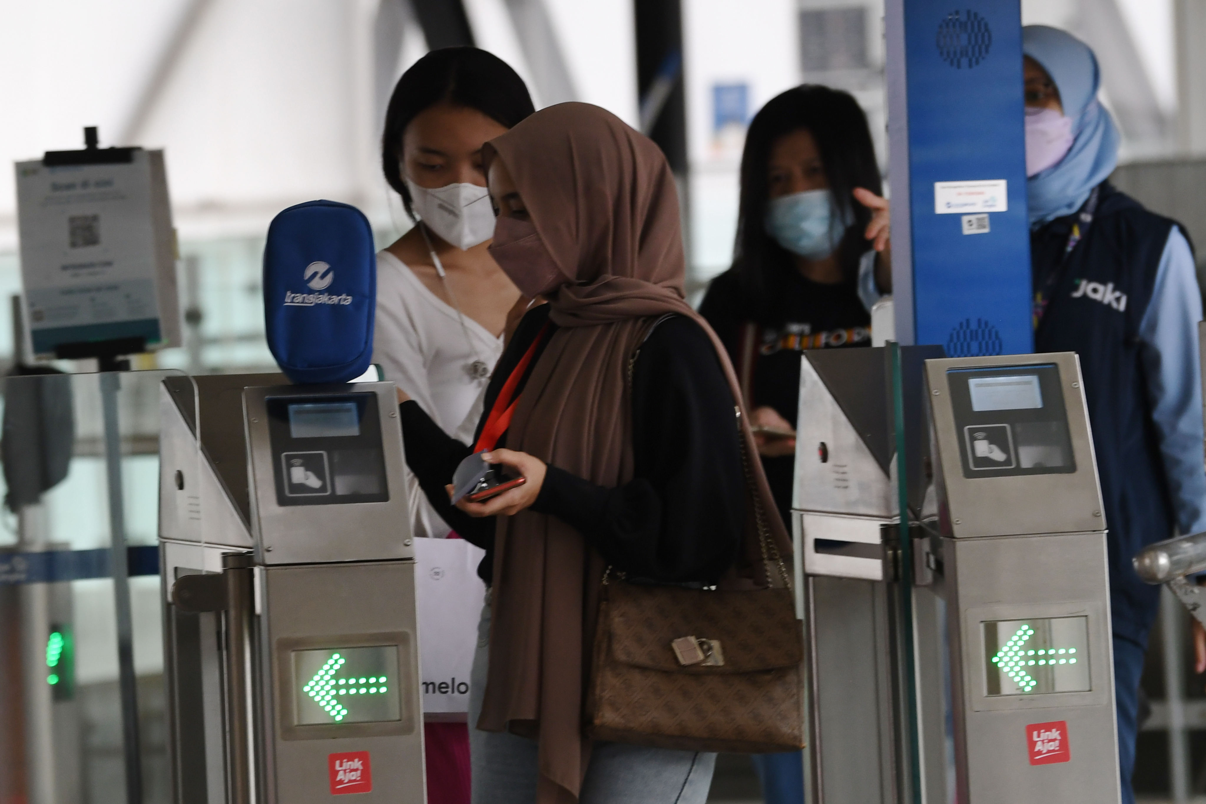 Warga menggunakan transportasi publik