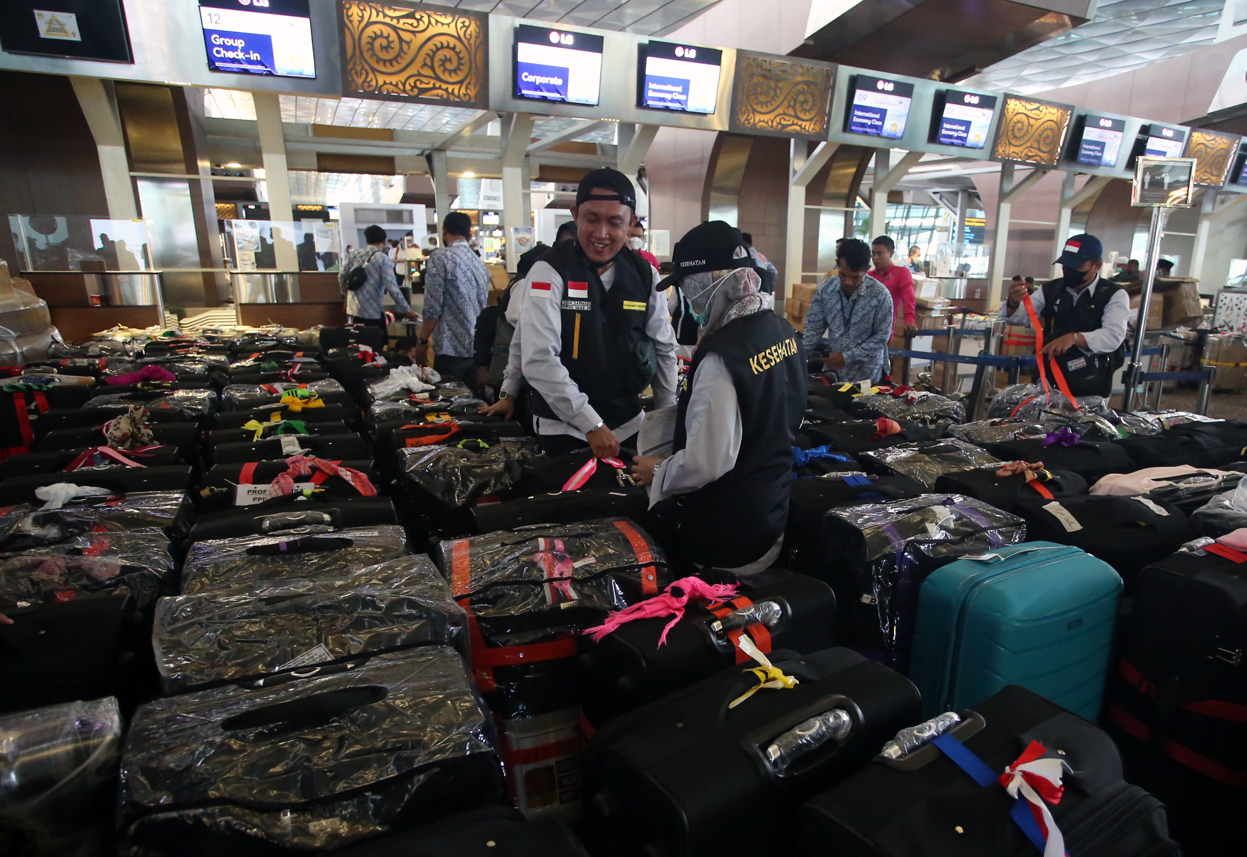 PPIH Indonesia 1443 H/2022 merapikan koper bawaannya di Terminal 3 Bandara Soekarno Hatta, Tangerang, Banten, Rabu (1/6/2022).