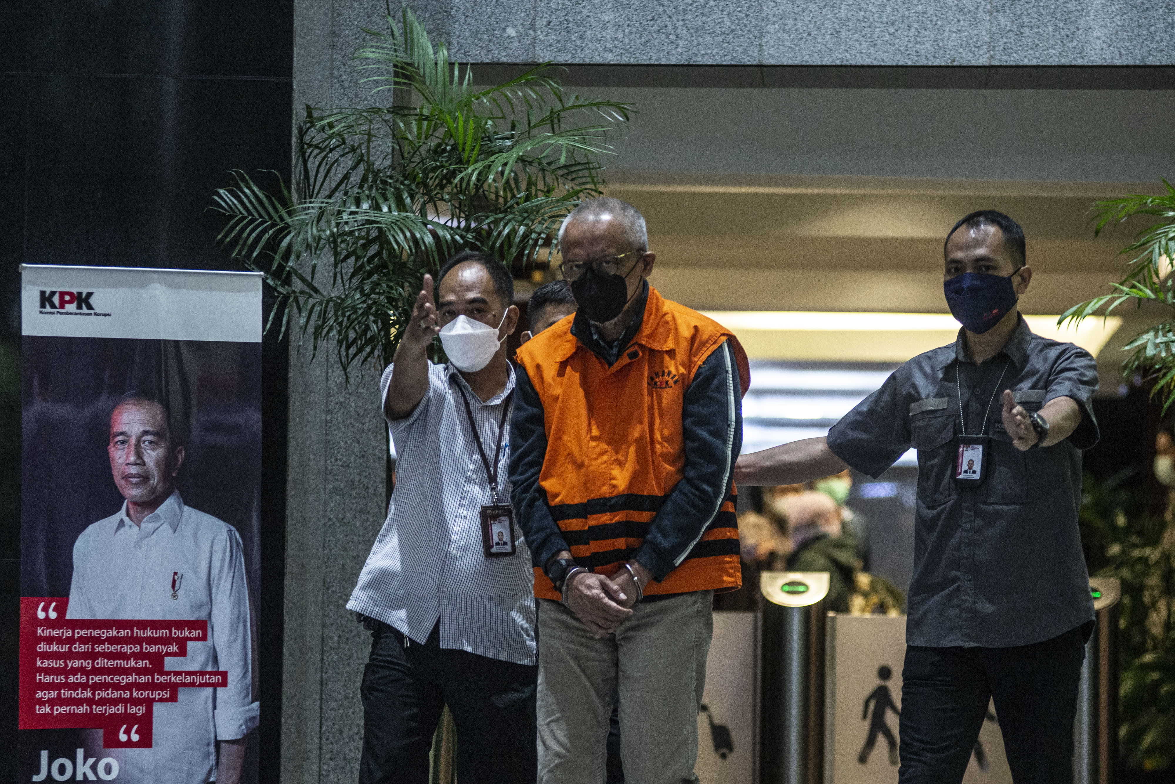 Mantan Kepala Divisi I PT Waskita Karya periode 2008-2012 Adi Wibowo (tengah) berjalan keluar usai menjalani pemeriksaan