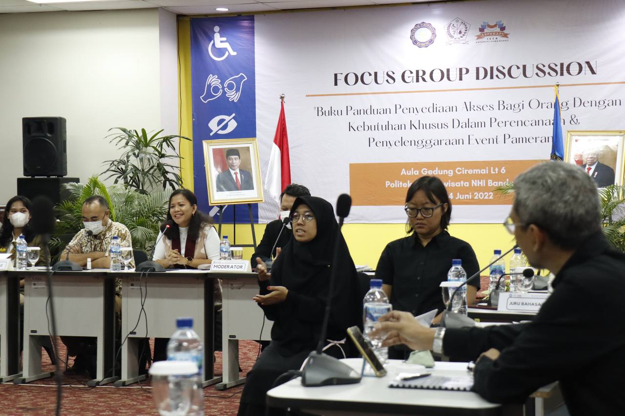 Suasana diskusi kelompok terbatas di Kampus Politeknik Pariwisata NHI Bandung 