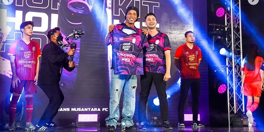 Ronaldinho dan Chariman RANS Nusantara FC Rafi Ahmad memamerkan jersey tim Liga 1 itu.