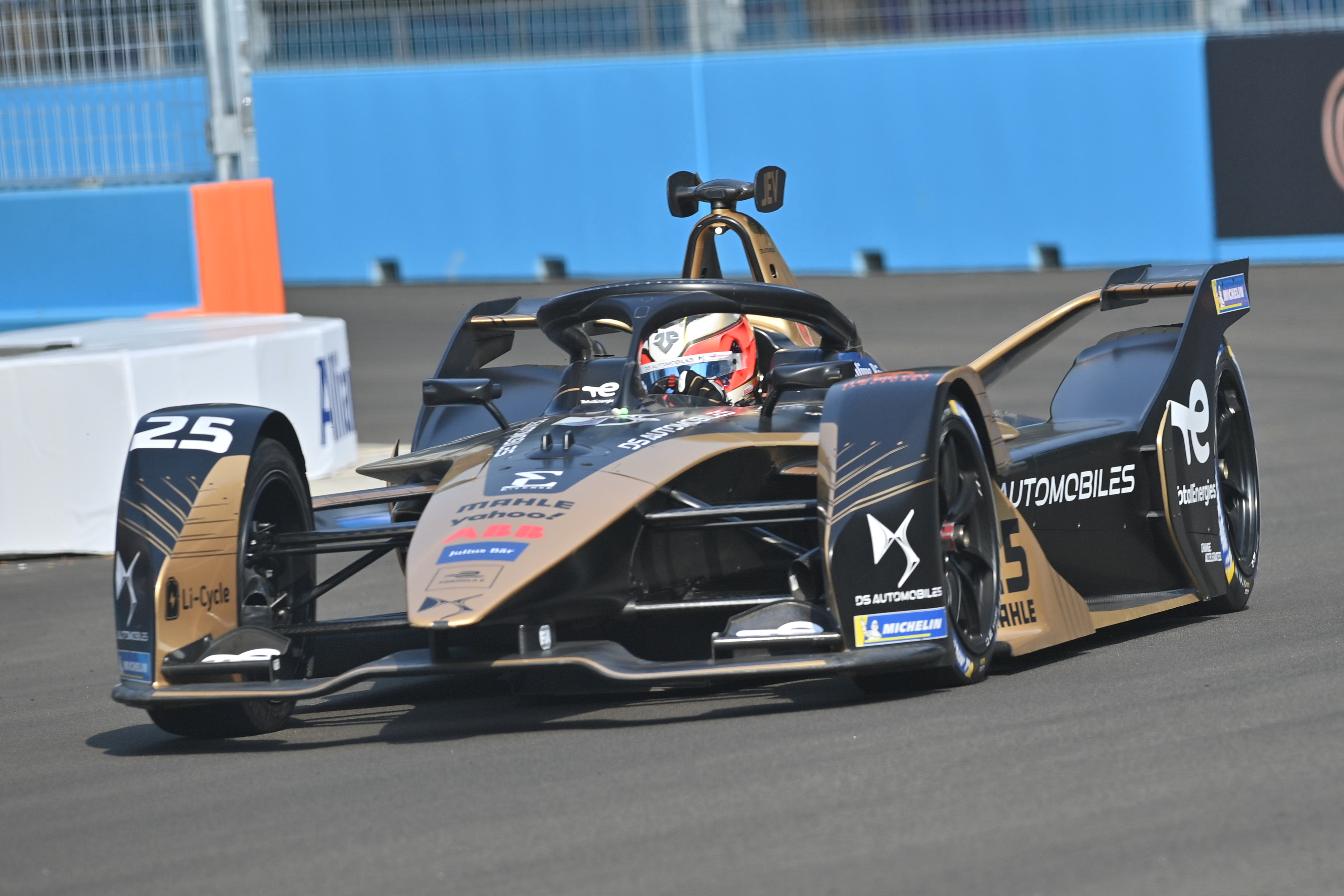 Pembalap tim DS Techeetah Jean Eric Vergne melaju dengan mobil balap listriknya saat mengikuti sesi latihan kedua Formula E, Sabtu (4/6). 