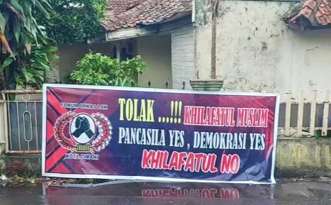 Spanduk masyarakat menolak aktivitas Khilafatul Muslimin di wilayah Bandung Barat