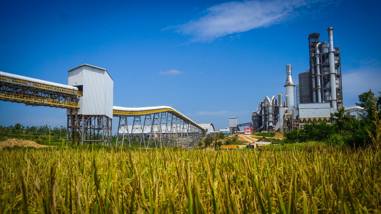 Pabrik semen milik SIG di Rembang