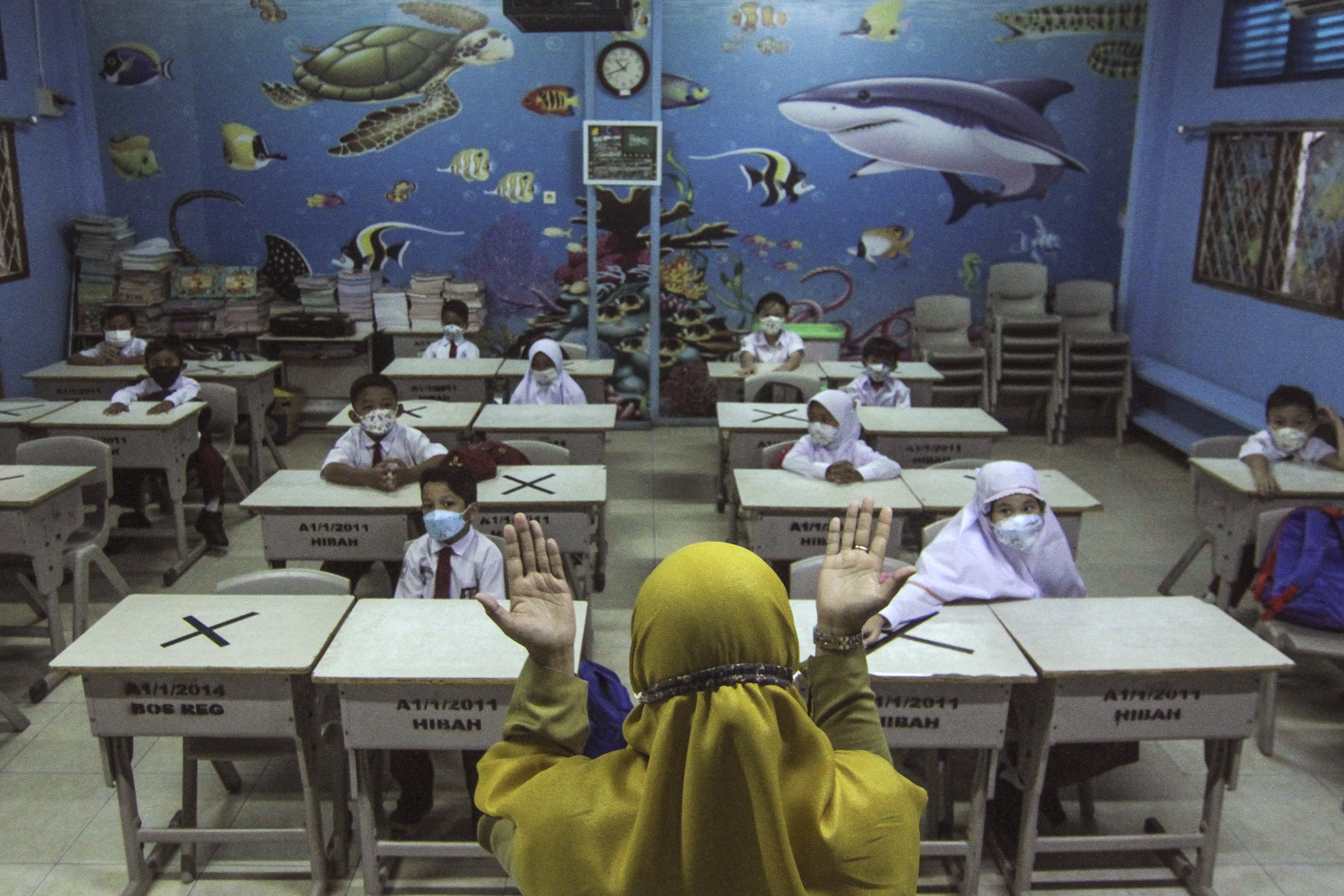 Sejumlah siswa mengikuti kegiatan Pembelajaran Tatap Muka (PTM) di SDN Anyelir 1, Depok, Jawa Barat.