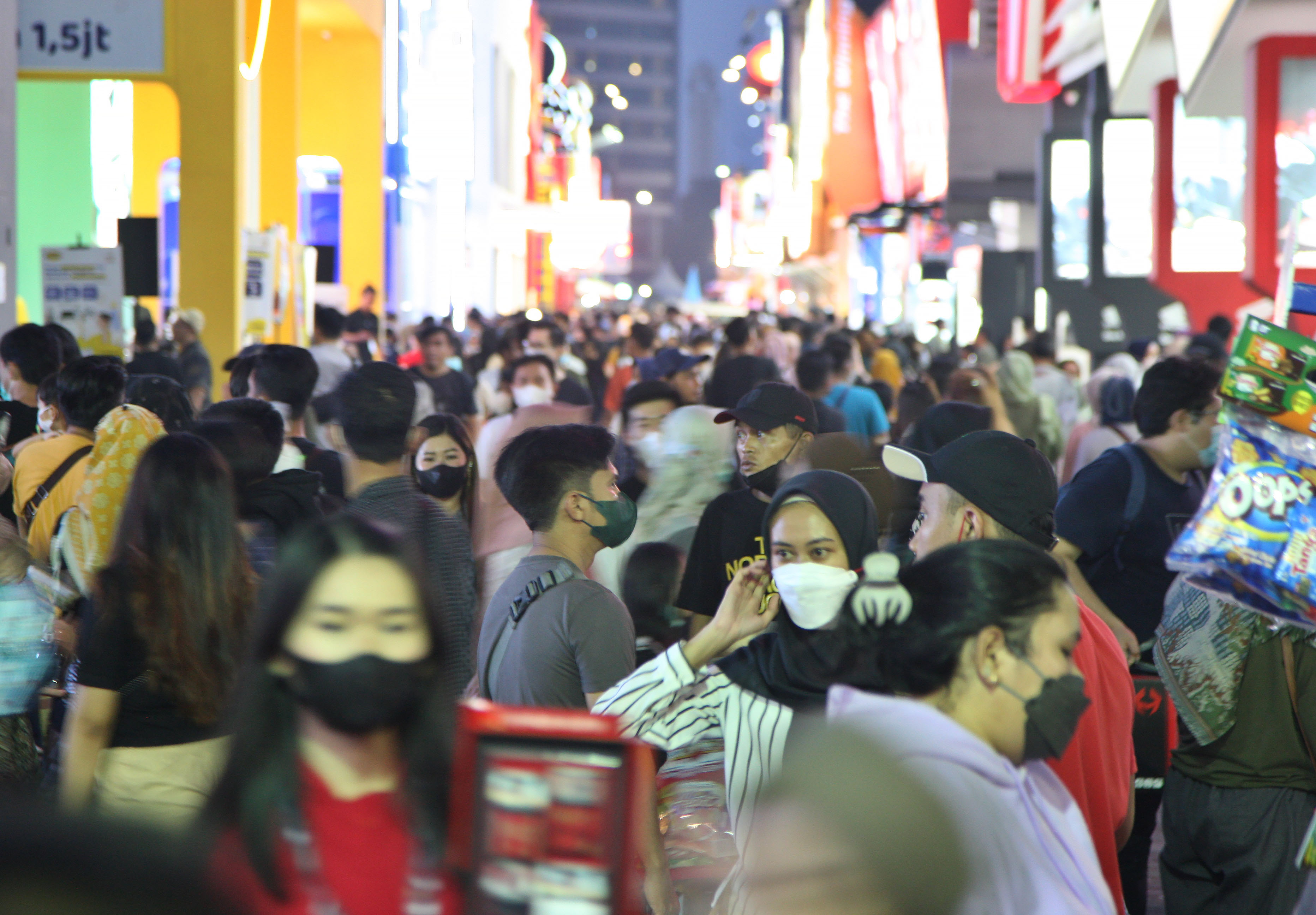  Pengunjung memadati arena Jakarta Fair Kemayoran 2022. Pertumbuhan ekonomi Tanah Air terus membaik. 