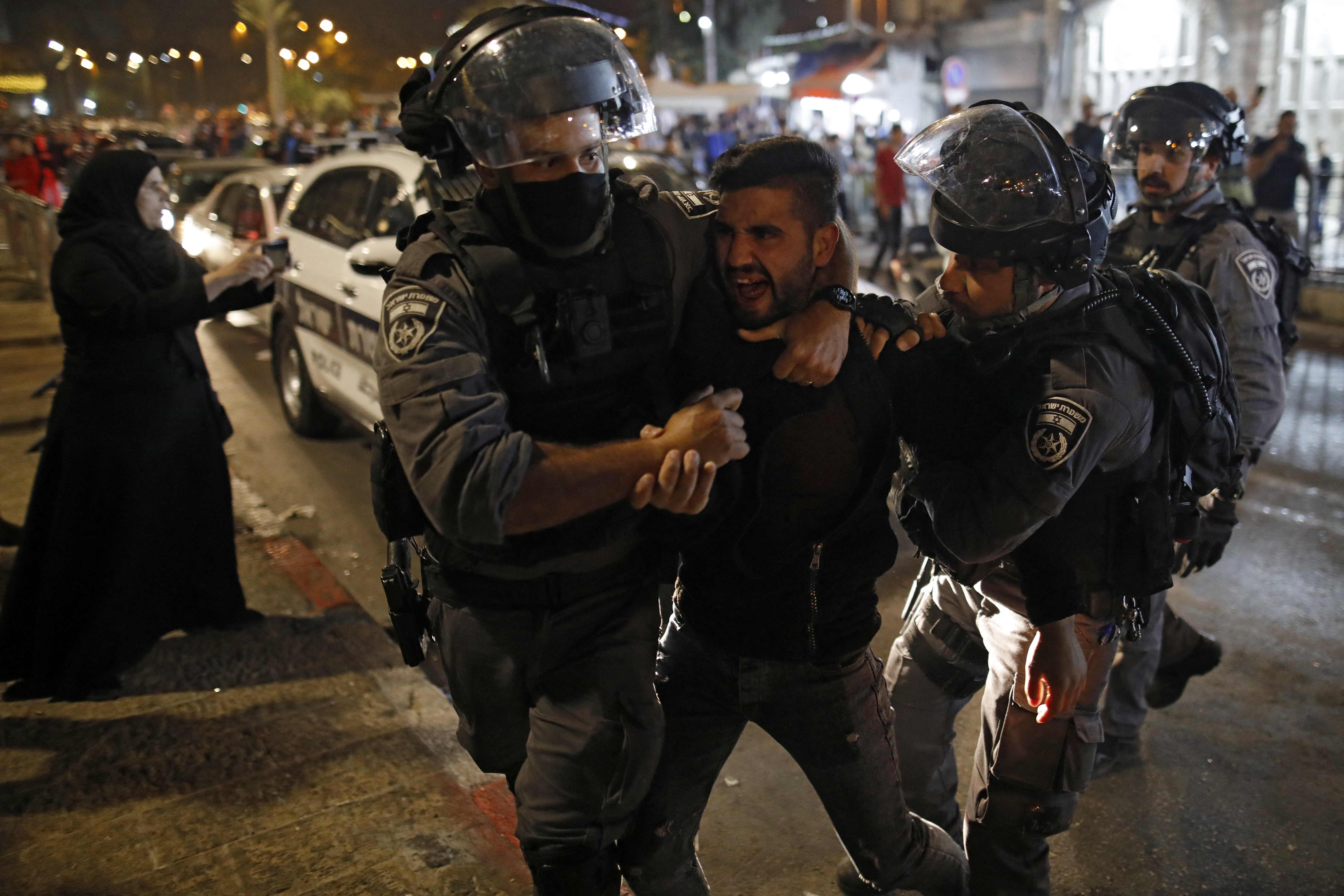 Polisi Israel menangkap seorang warga Palestina.