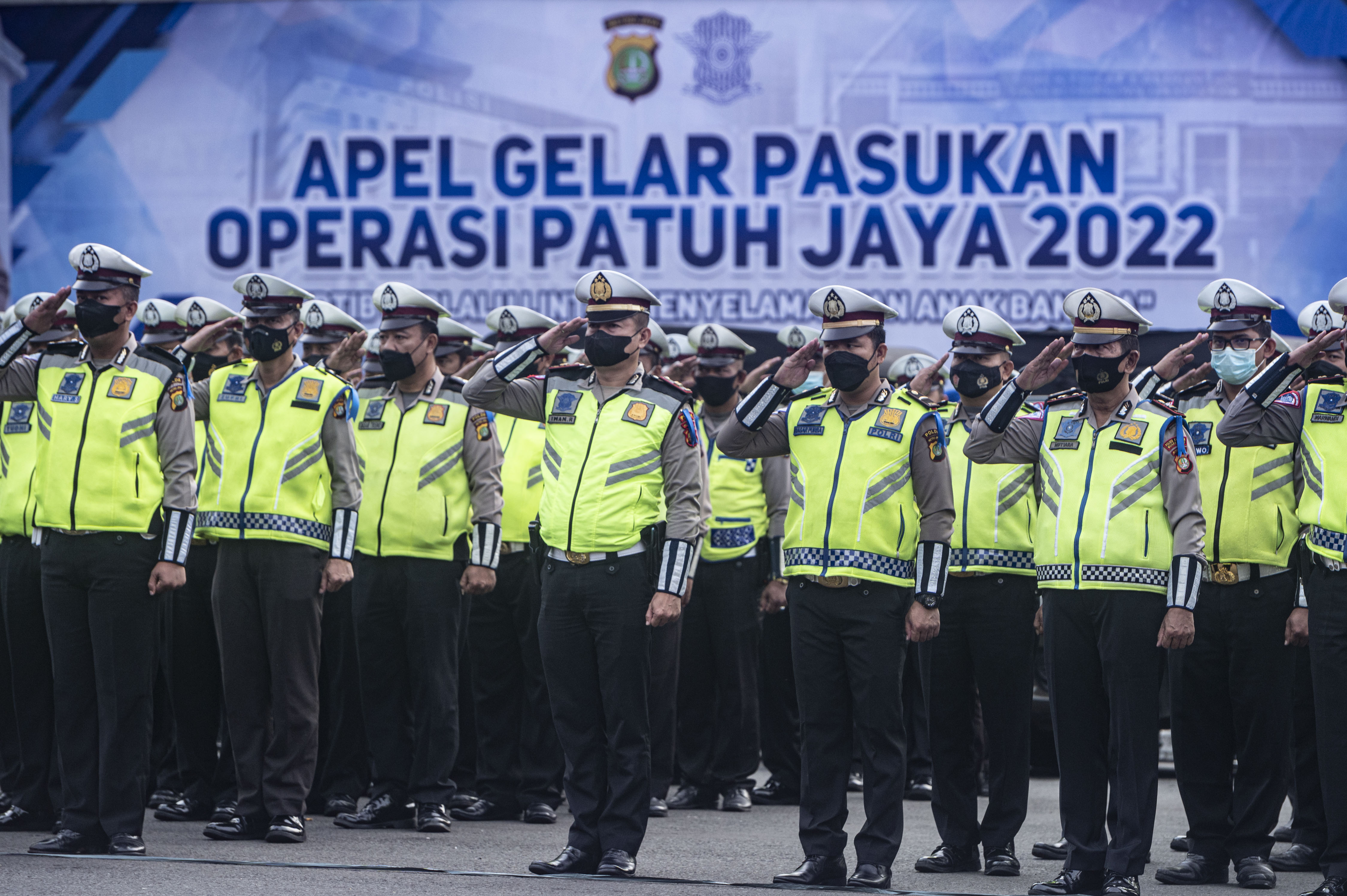 Polisi Lalu Lintas mengikuti apel gelar pasukan Operasi Patuh Jaya 2022 di Polda Metro Jaya, Jakarta, Senin (13/6/2022)