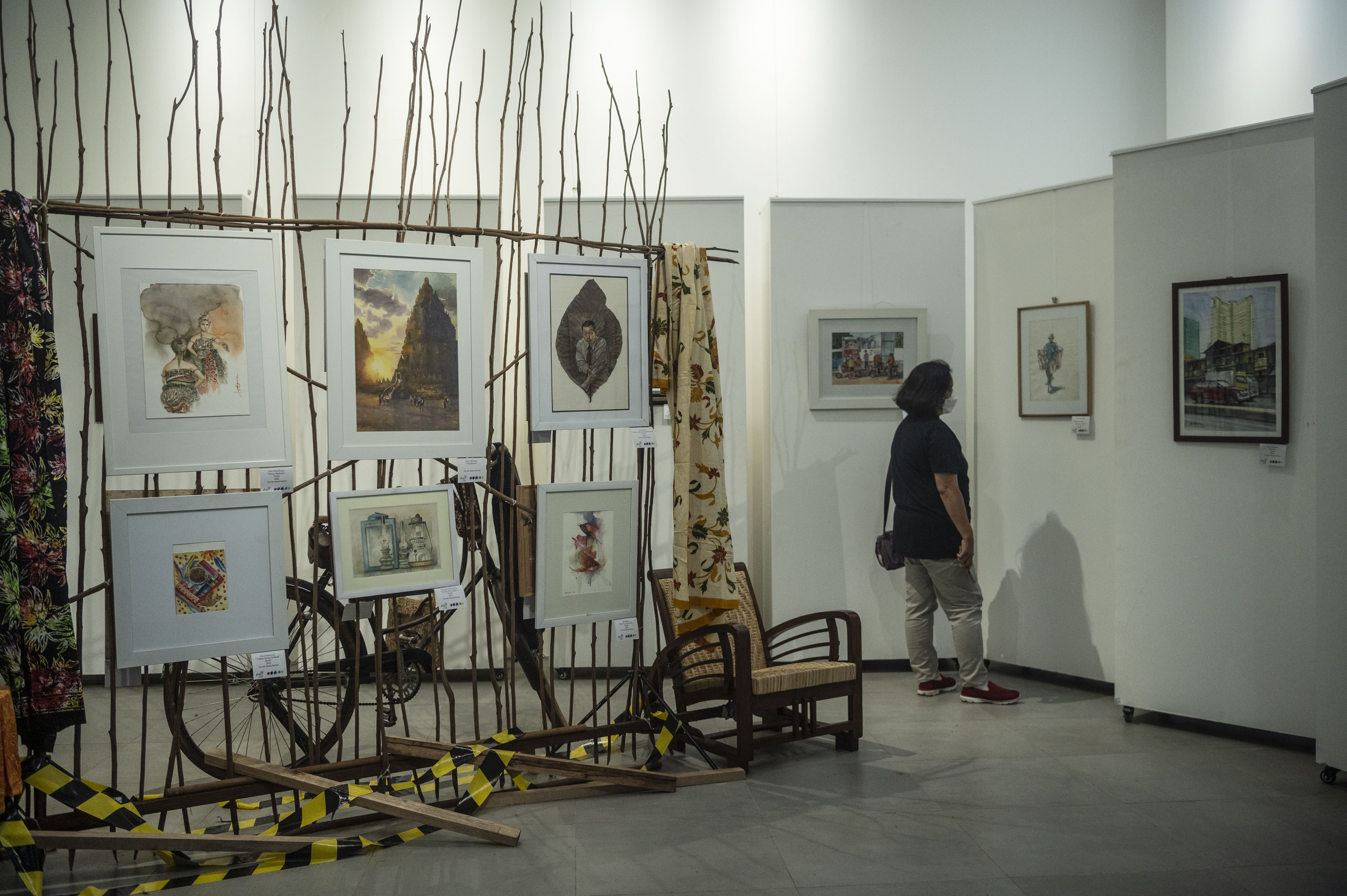 Pengunjung melihat karya seni yang ditampilkan dalam pameran Bulan Seni Rupa di Gedung Panjang, Kompleks Taman Ismail Marzuki (TIM), Jakarta