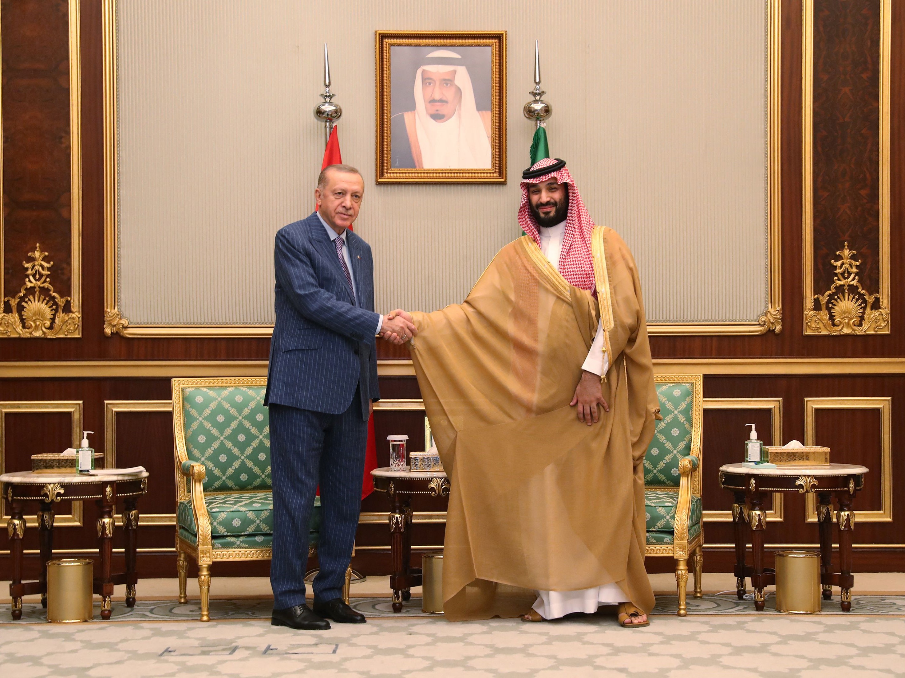 Presiden Turki Tayyip Erdogan (kiri) berjabat tangan dengan Putra Mahkota Saudi Mohammed bin Salman (kanan) di Jeddah, 28 April 2022.
