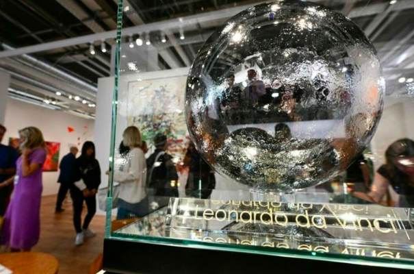 Patung “Moon Phases” dengan tulisan 