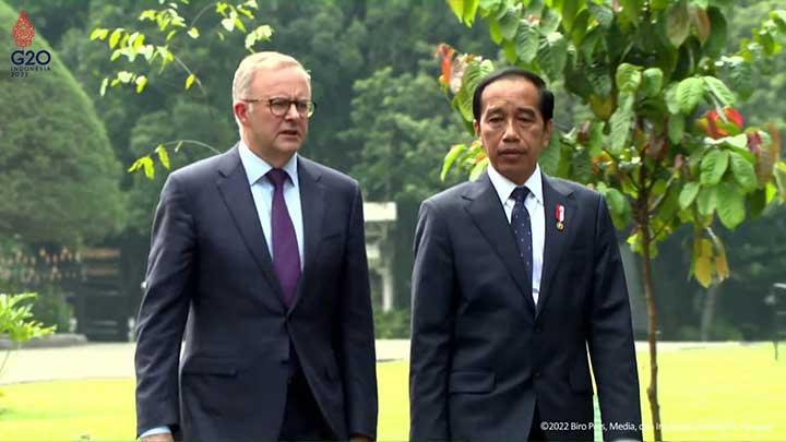  Tangkapan layar Presiden Joko Widodo (kanan) dan Perdana Menteri Australia Anthony Albanese
