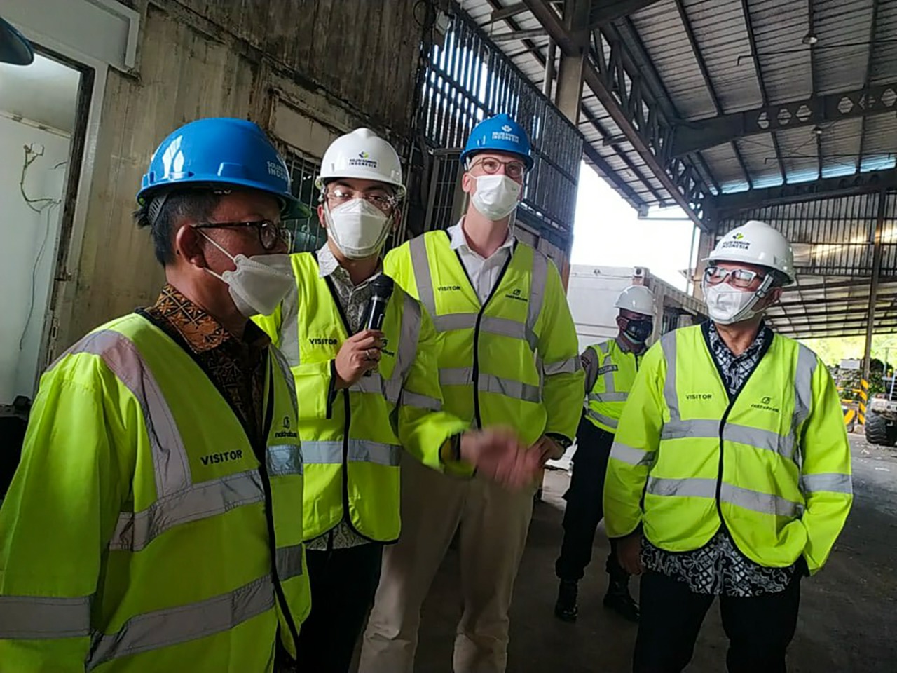 Dirut SBI, Lilik Unggul Raharjo (kanan), Dubes Denmark, H.E.Lars Bo Larsen (ketiga dari kiri) dan Ketua Komisi VII DPR, Sugeng Suparwoto.