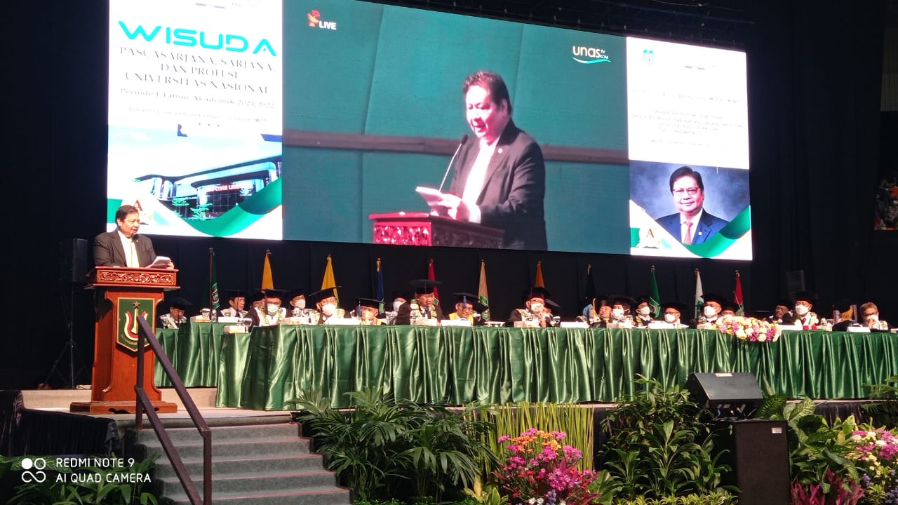 Menko Perekonomian Airlangga Hartarto saat memberikan sambutan sekaligus pembekalan terhadap 1.784 wisudawan pascasarjana, sarjana Unas.