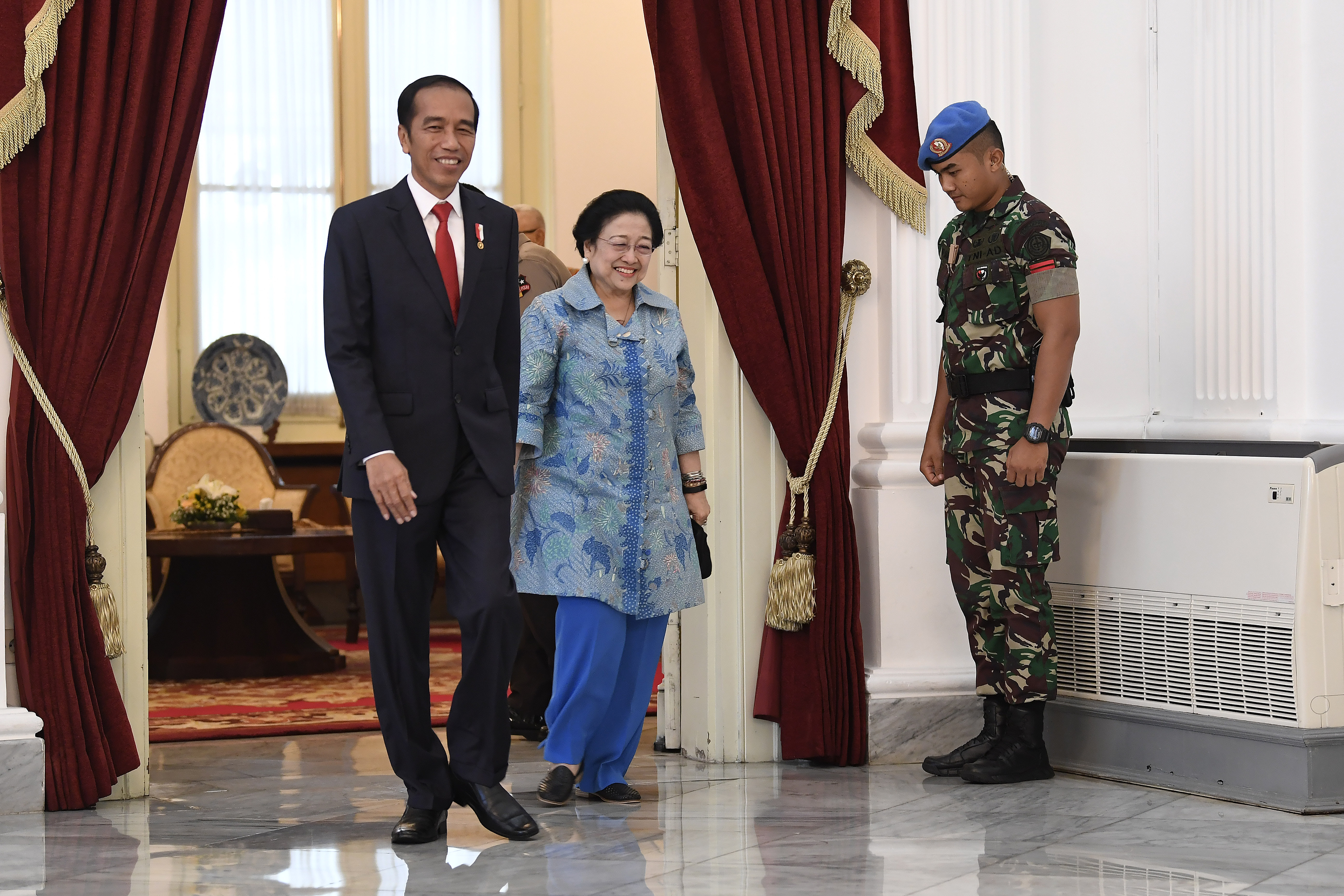  Presiden Joko Widodo (kiri), Ketua Dewan Pengarah Badan Pembinaan Ideologi Pancasila (BPIP) Megawati Soekarnoputri (kedua kanan),