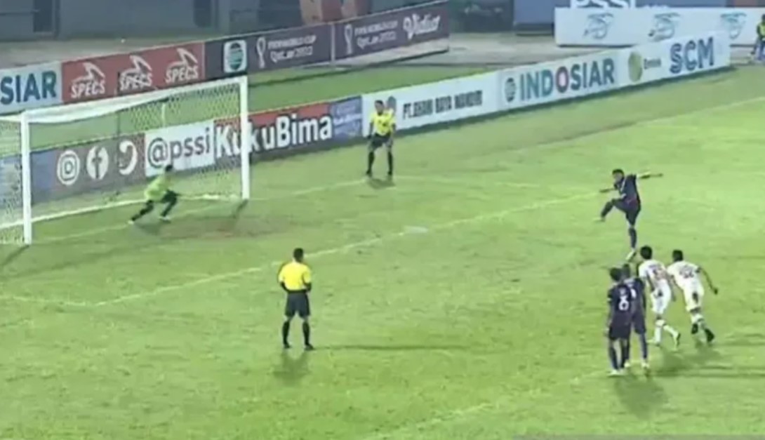 Penyerang Rans Nusantara FC Christian Gonzales melakukan eksekusi penalti dalam laga Piala Presiden melawan Persija.