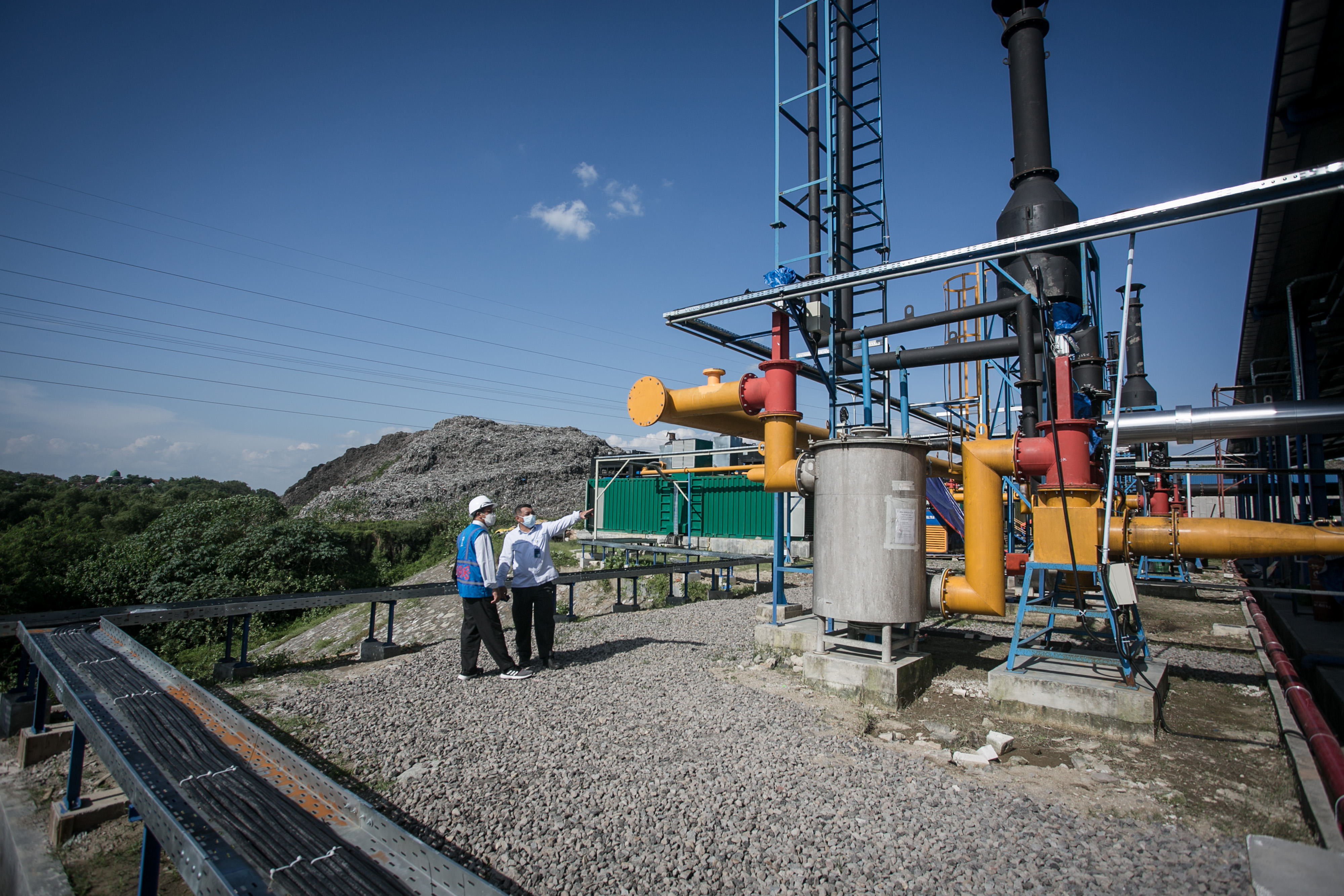 Petugas menunjukan cara kerja mesin pengolahan sampah menjadi energi listrik saat dilakukan uji coba PLTSa di TPA Putri Cempo, Solo, Selasa 