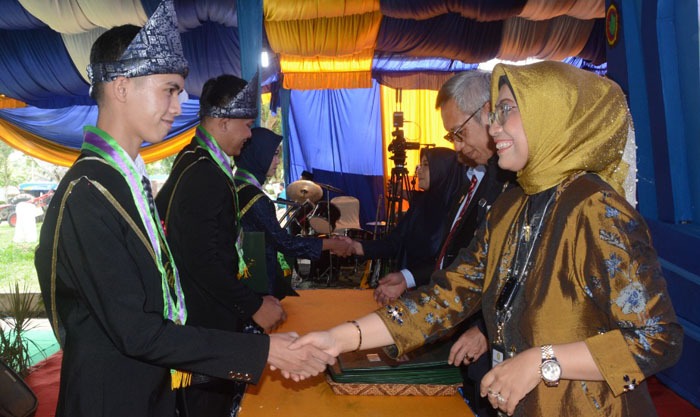 Kapusdik BPPSDMP Kementan, Idha Widi Arsanti menyalami salah satu dari 118 lulusan SMKPPN Sembawa