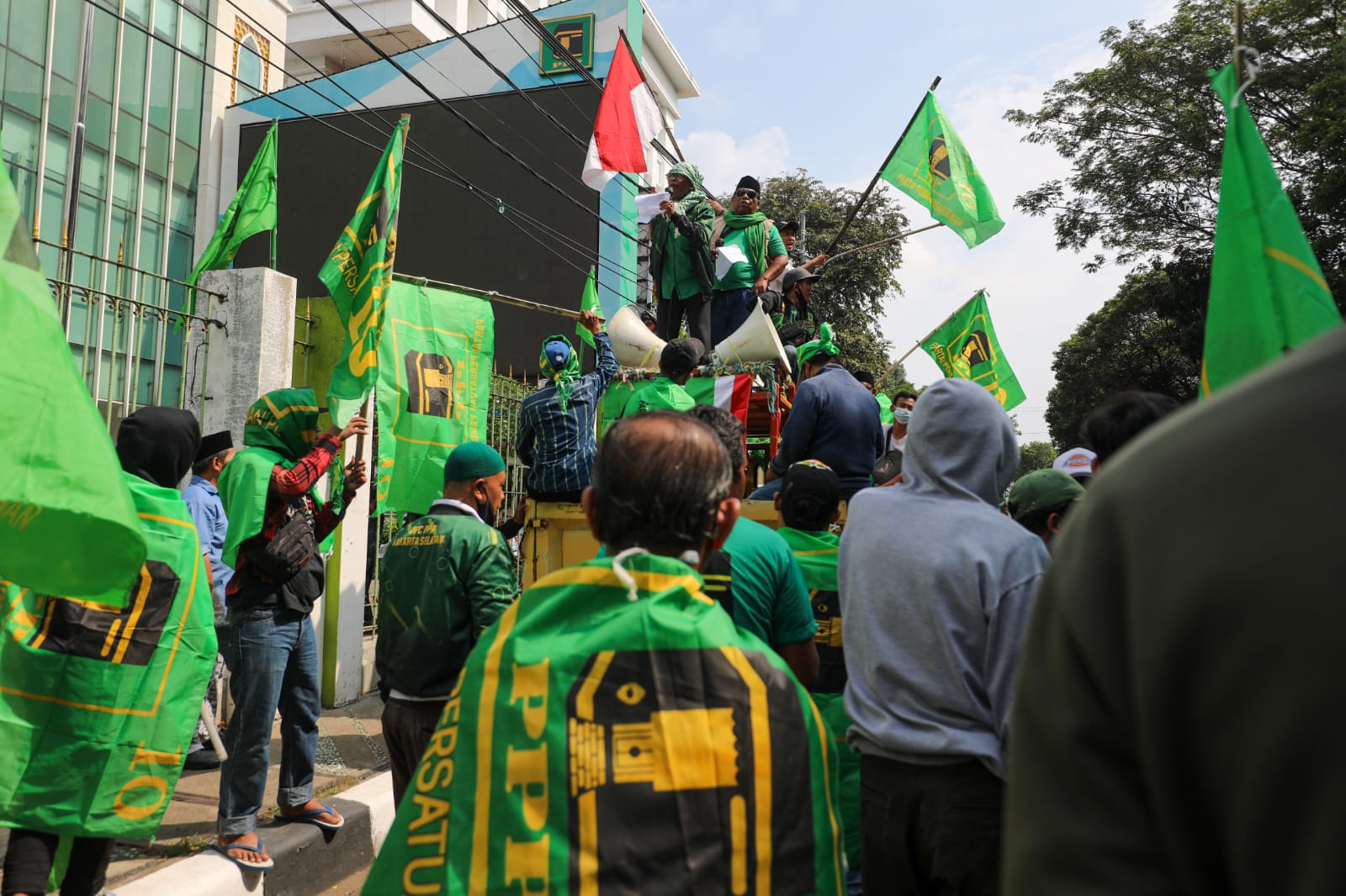 Massa mengatasnamakan dirinya dari Kader dan Simpatisan Partai Persatuan Pembangunan (PPP), berunjukrasa di DPP PPP, Jakarta, Senin (13/6)