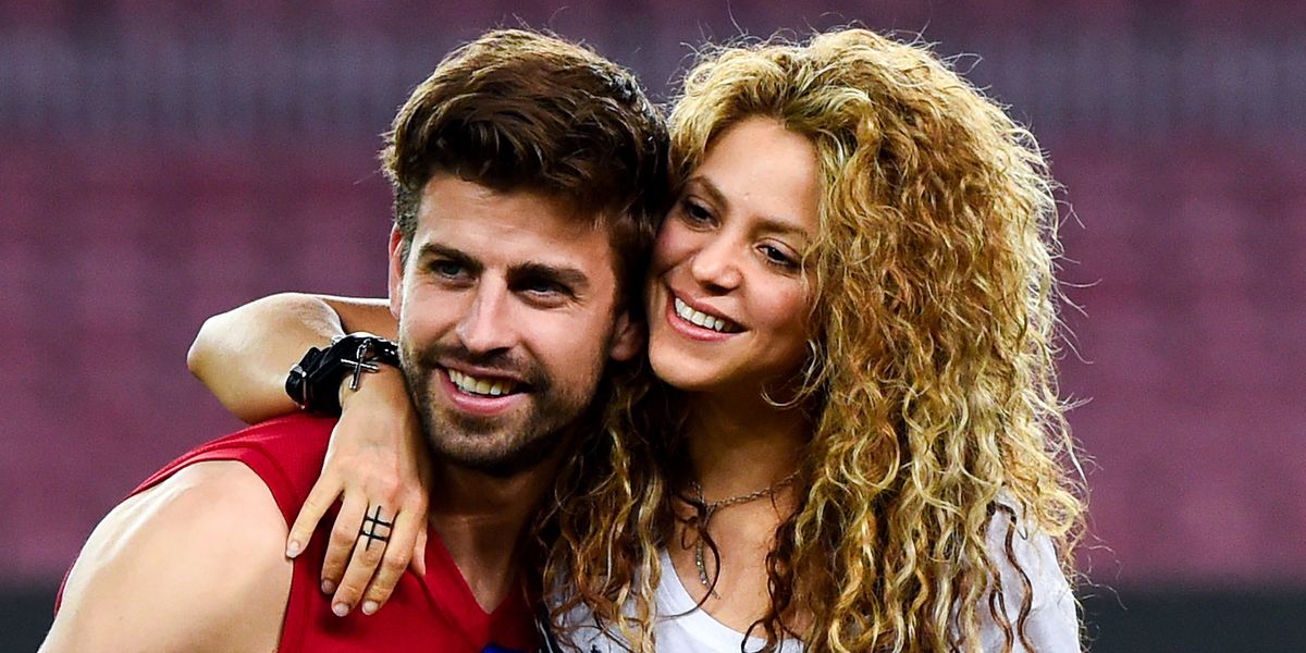 Pemain sepak bola Gerard Piqué dan penyanyi Shakira.