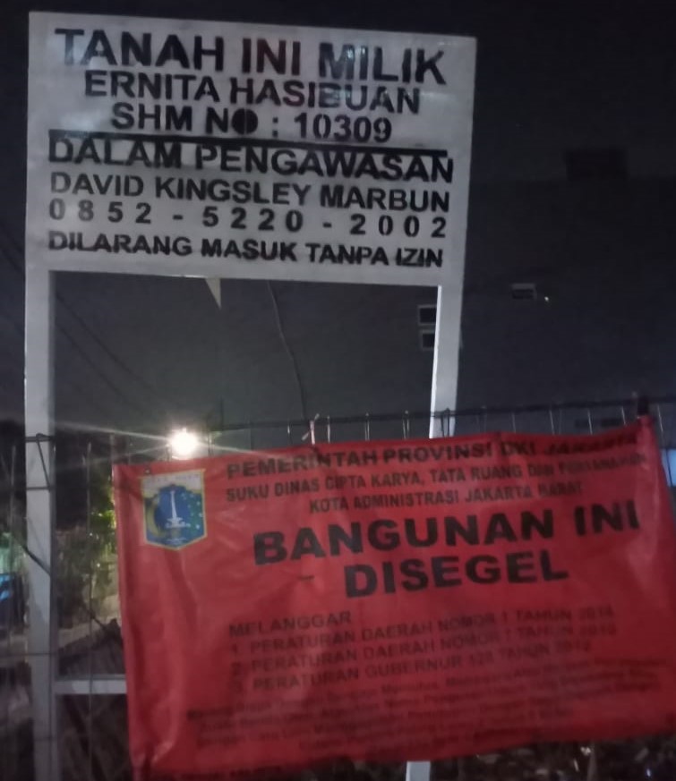 Segel dipasang di lahan yang masuk RTH di Taman Puspa IV RT 011/RW 04 Cengkareng Timur tapi pembangunan berlanjut karena petugas tidak tegas