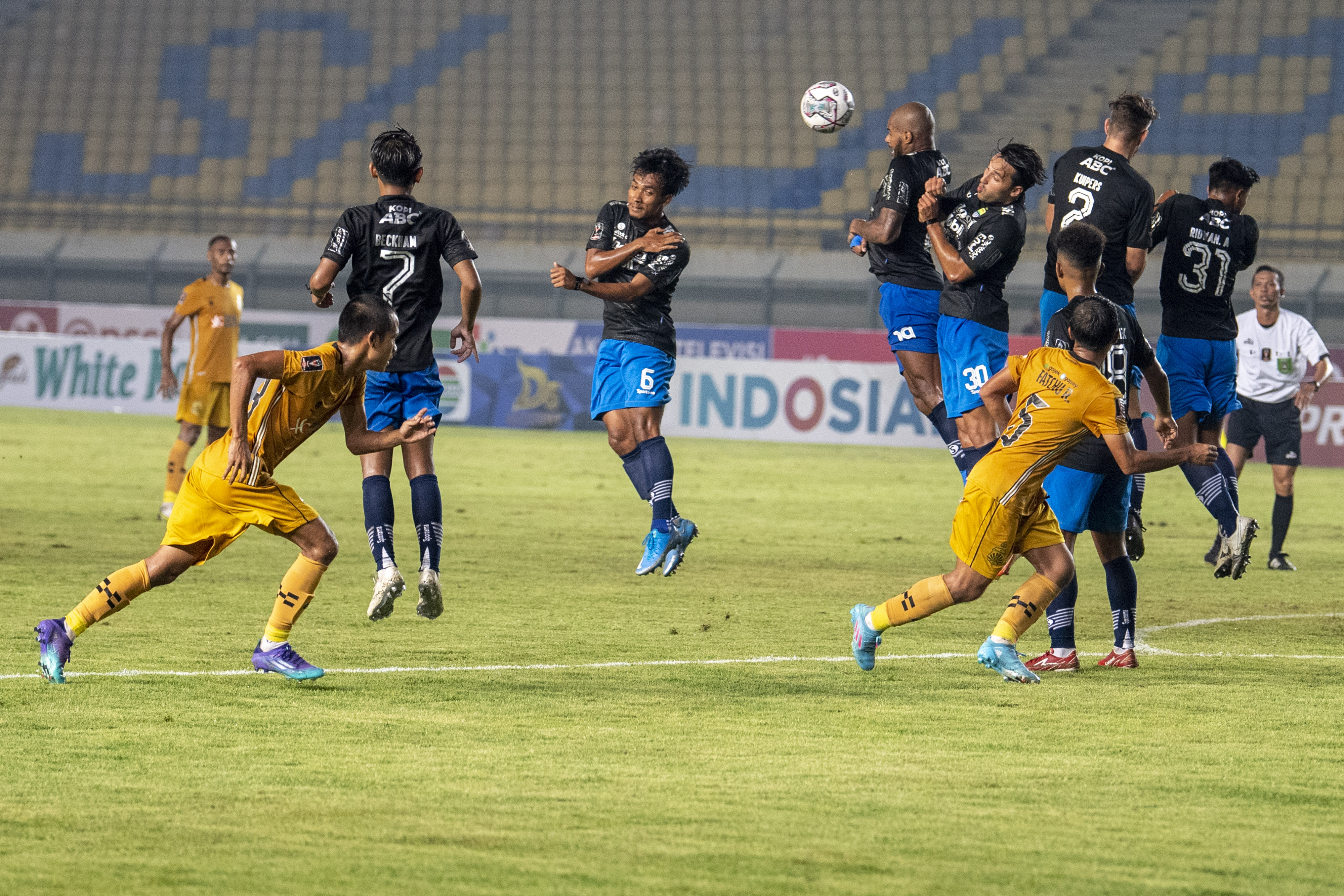 Sejumlah pesepak bola Persib Bandung berusaha menghadang bola saat menghadapi Bhayangkara FC