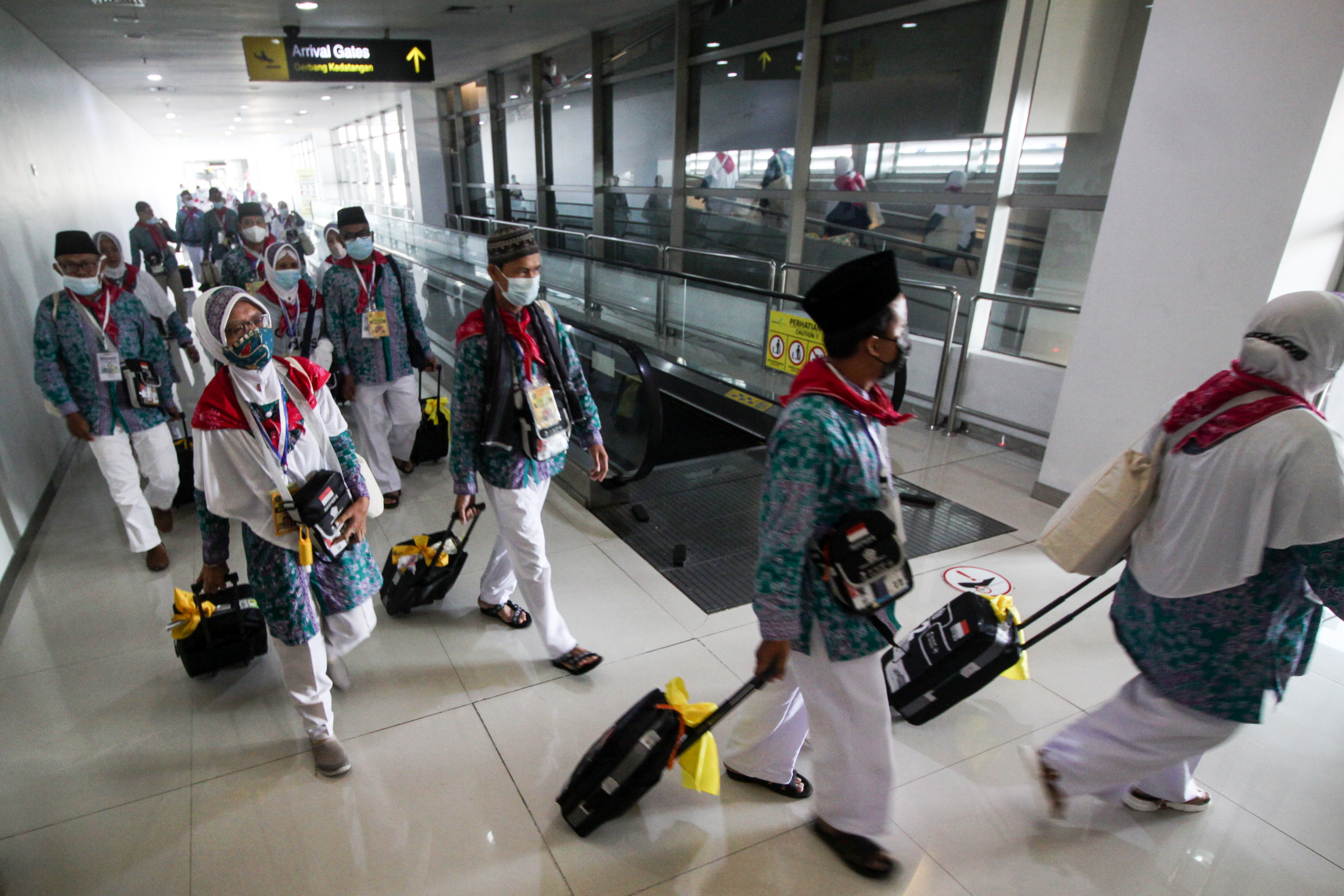 Jamaah calon haji kloter pertama embarkasi Surabaya  di Terminal 2 Bandara Internasional Juanda di Sidoarjo, Jawa Timur.