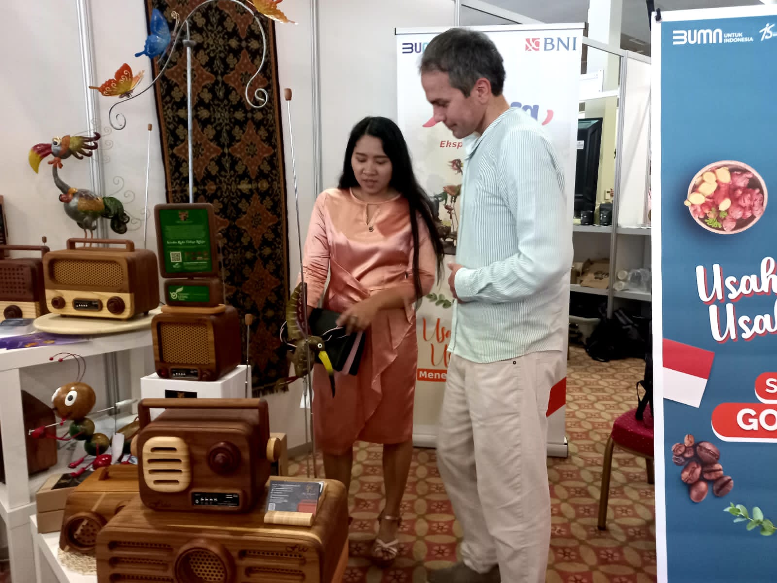 Penduduk Turki mengunjungi Booth Mitra Binaan BNI di acara Festival Pasar Senggol Turki, Minggu (5/6/2022).