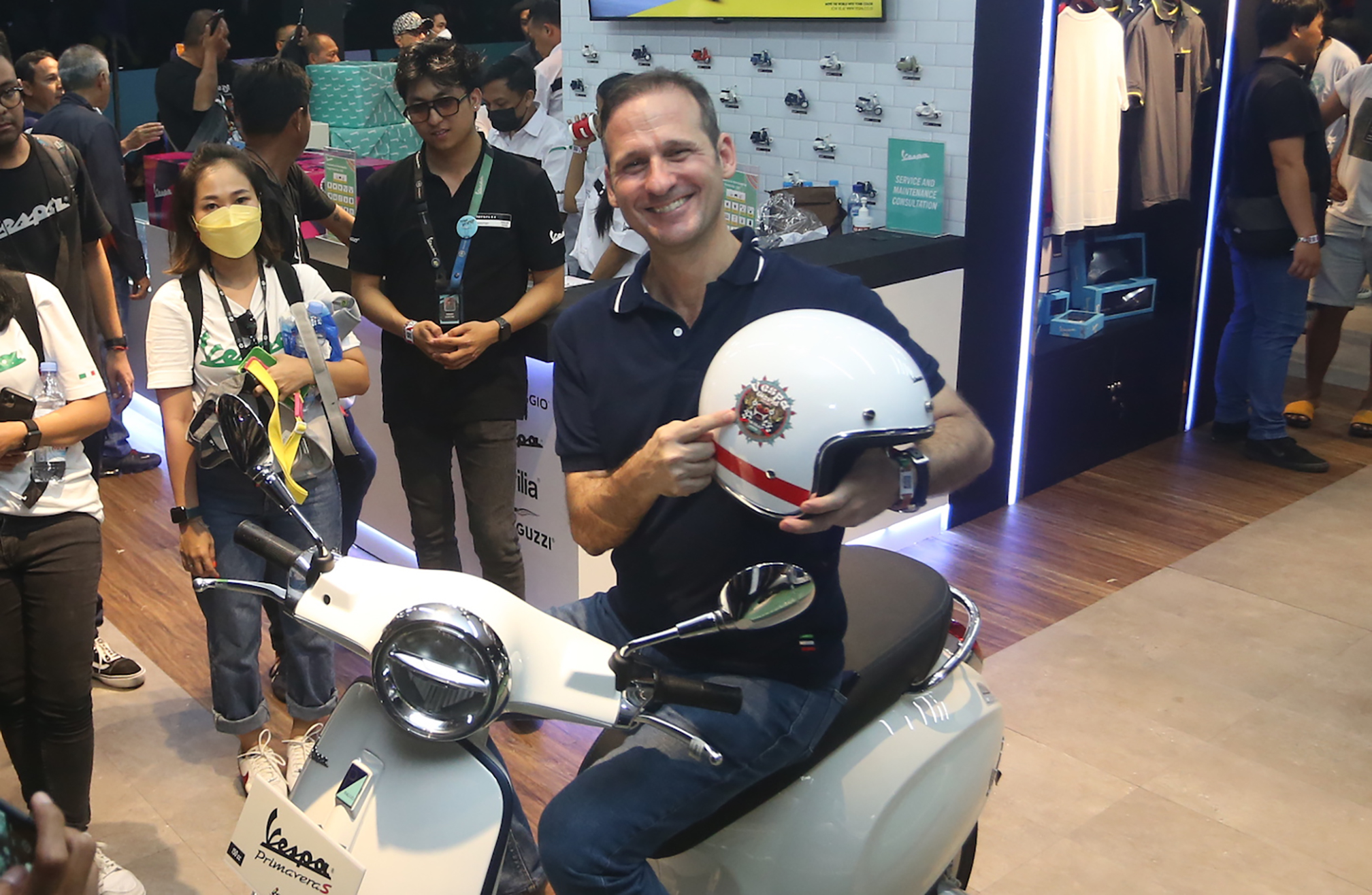Merchandise yang paling menyita perhatian adalah helm edisi khusus Indonesia Vespa World Days yang diproduksi terbatas sebanyak 2022 unit.