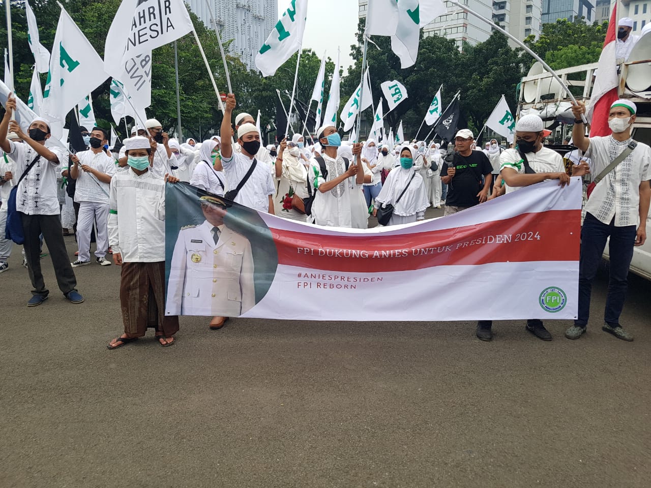 Massa yang mengatasnamakan FPI menyatakan dukungan Anies Baswedan untuk Presiden 2024, di Patung Kuda,  Jakarta, Senin (6/6/2022)