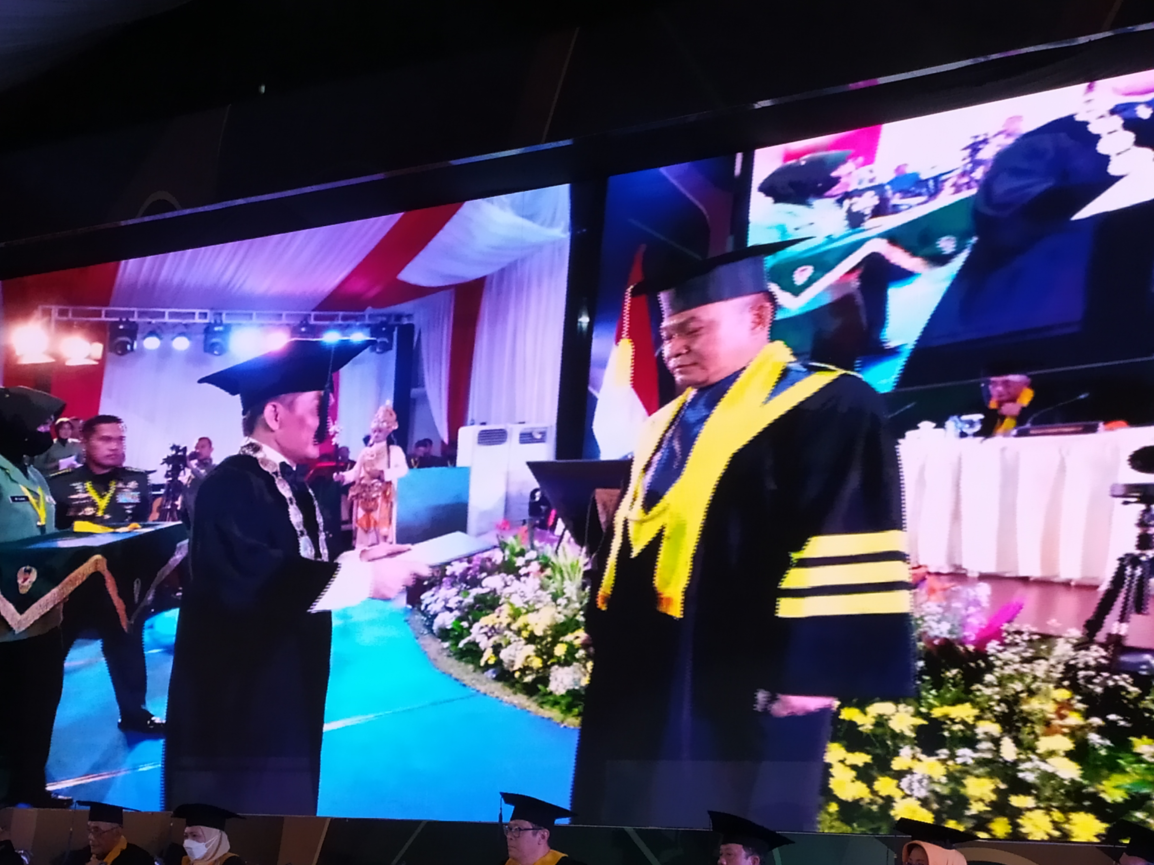 Jendral Dudung Abdurachman (kanan) raih gelar Doktor Program Ilmu Ekonomi ke-574 di Universitas Trisakti