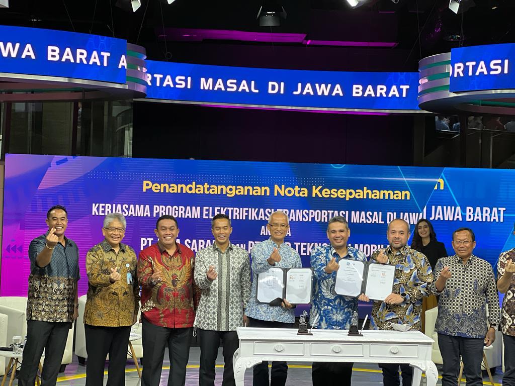 Penandatangan nota kesepahaman antara PT VKTR Teknologi Mobilitas dengan PT Jasa Sarana