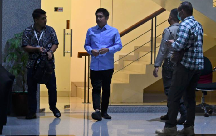 Mantan Bupati Tanah Bumbu Mardani H Maming (kedua kiri) berjalan usai menjalani pemeriksaan di Gedung KPK, Jakarta, Kamis (2/6/2022).