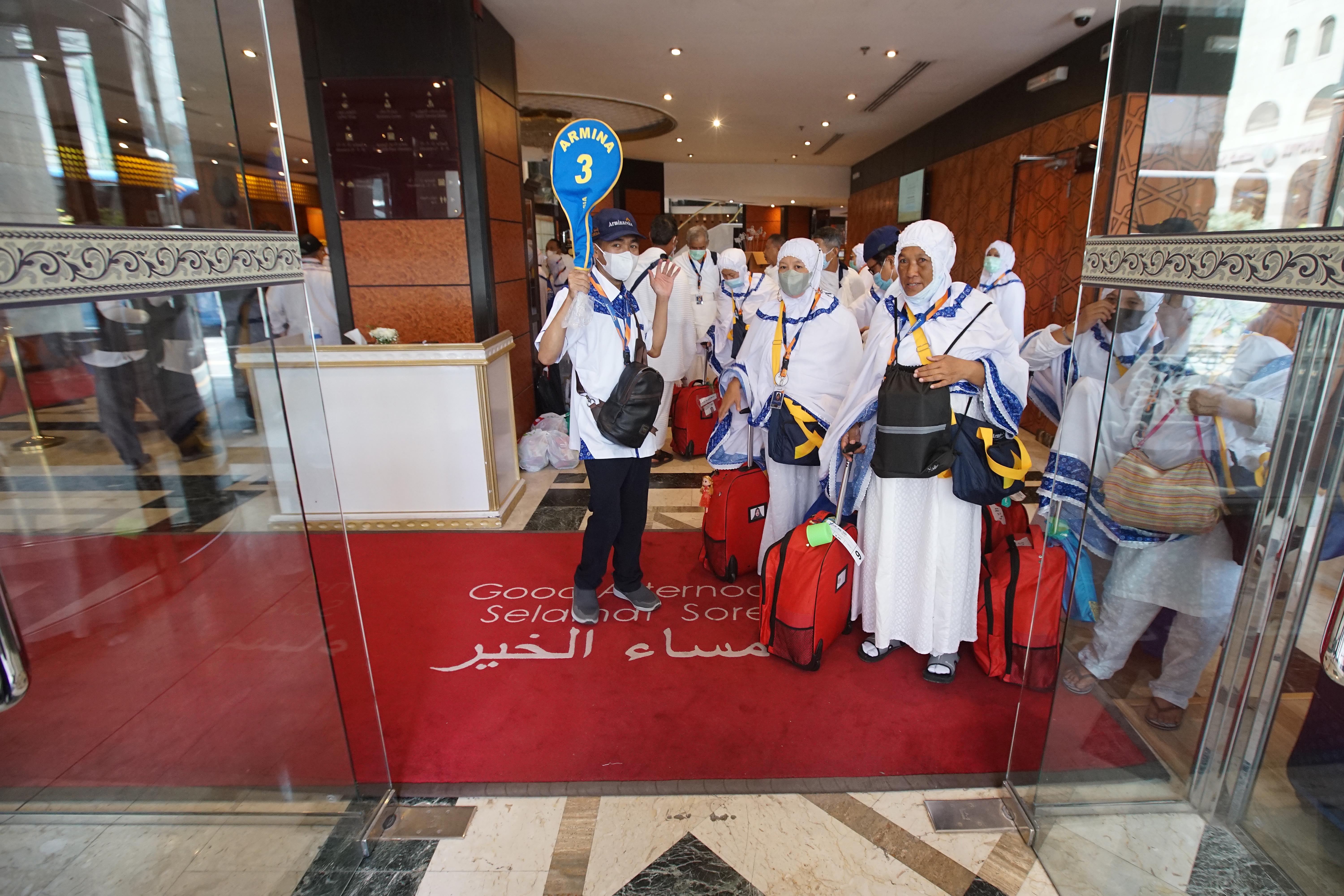 Rombongan jemaah haji khusus bersiap-siap menuju bus yang akan membawa mereka ke Mekkah dari pemondokan di Madinah, Arab Saudi.