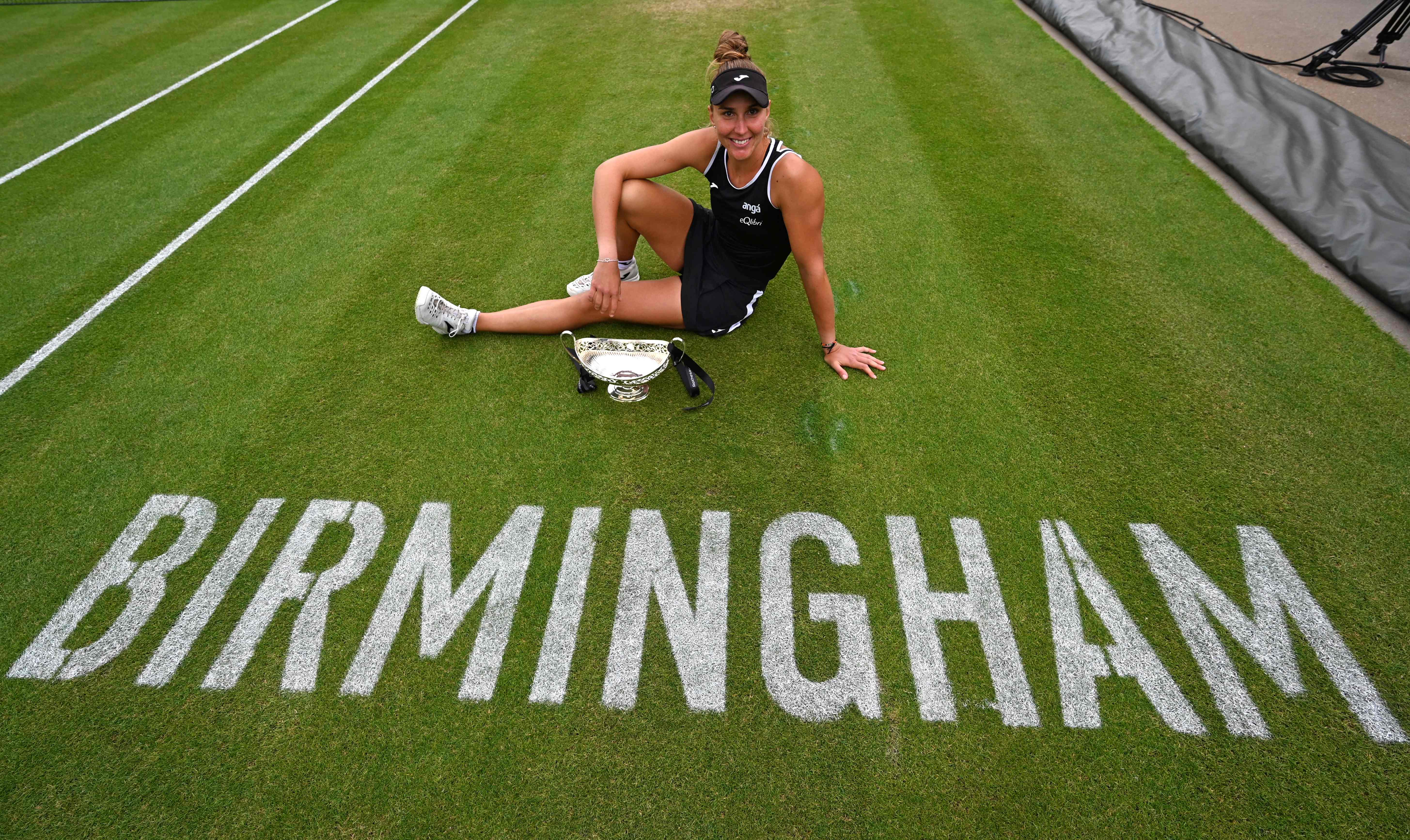 Petenis Brasil Beatriz Haddad Maia berpose dengan trofi turnamen WTA Birmingham usai mengalahkan Zhang Shuai di laga final.