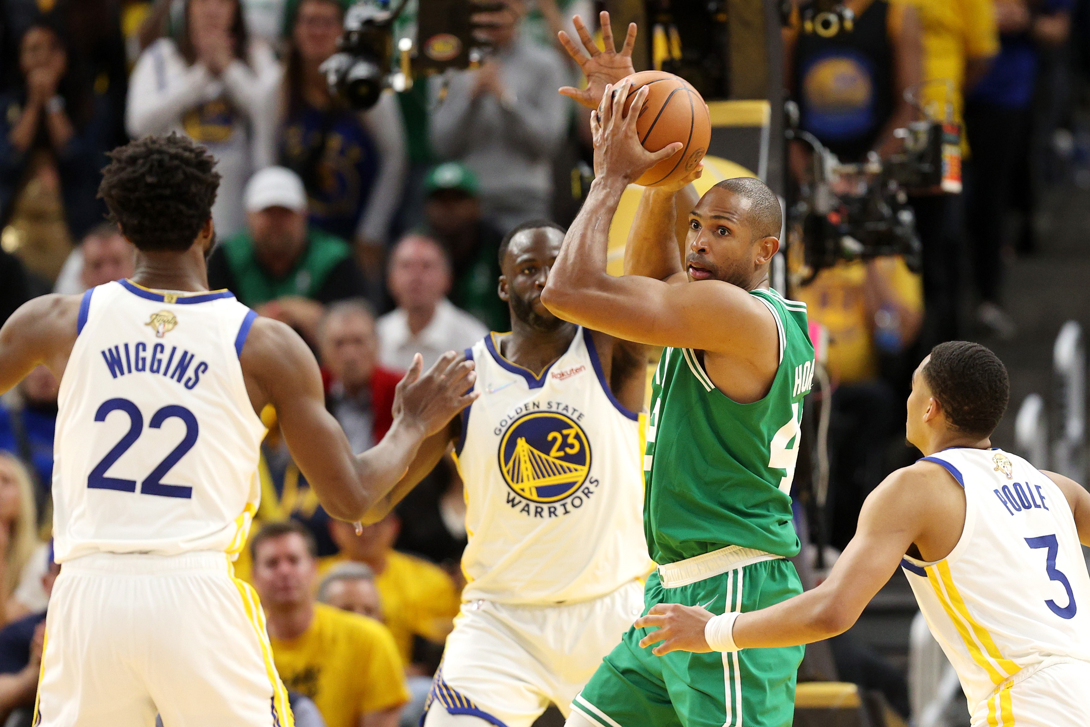 Pebasket Boston Celtics Al Horford menguasai bola dalam laga Gim 1 final NBA melawan Golden State Warriors.